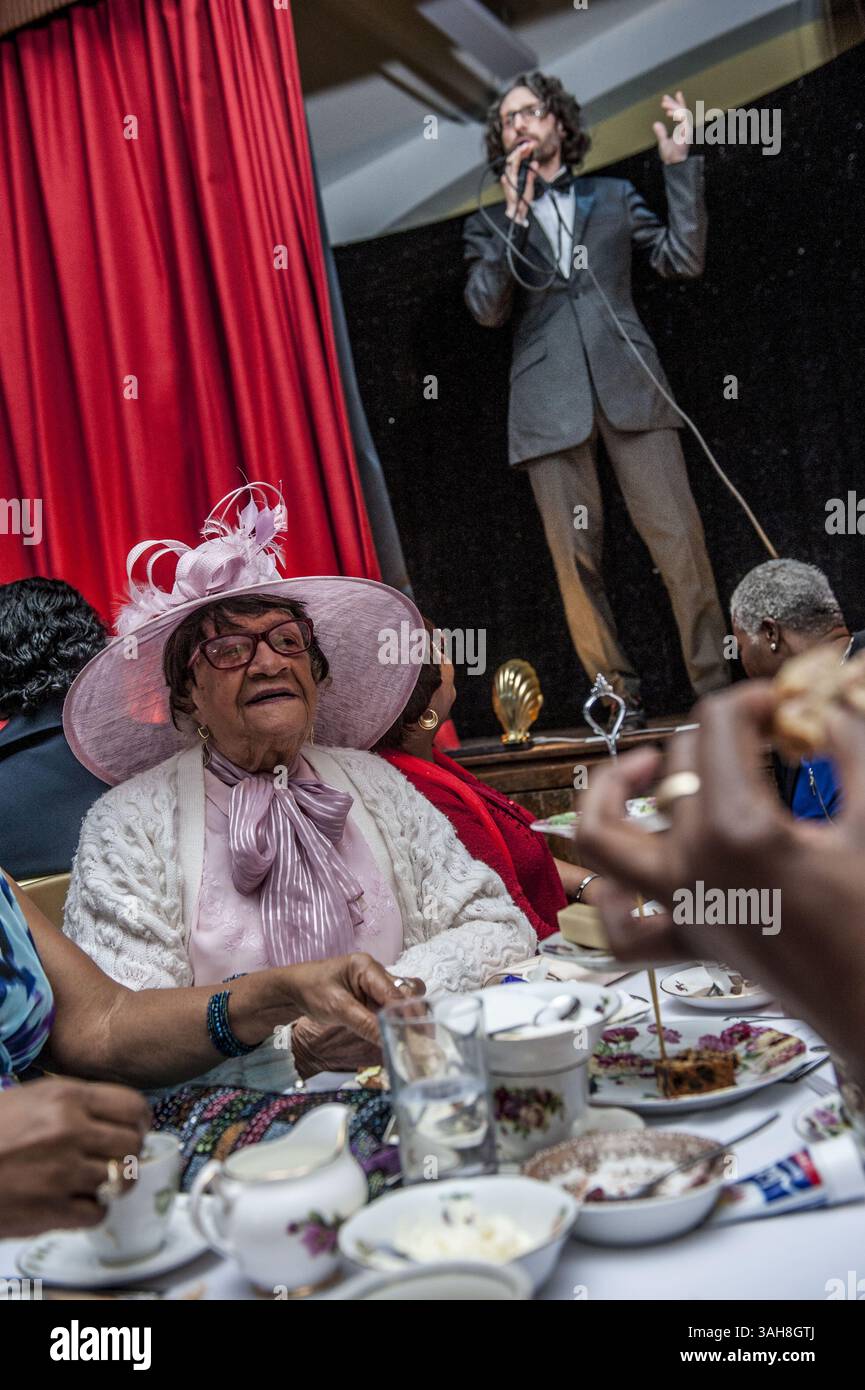25. März 2015 - London, UK - Szenen im Londoner Posh Club , der seit zehn Wochen in der St Paul's Church Hall in Hackney läuft und ein ausverkaufter Erfolg war . Posh Club ist eine Mischung aus High Tea, Kabarett, Lied und Poesie und hat 150 OAP's von den 70ern bis zu 2 100jährigen betreut. Die Veranstaltung wurde von dem Organisator Duckie organisiert, der Idee von Simon Casson Life Long Hackney, der von seiner Mutter inspiriert wurde, die Veranstaltung zu gestalten, während sie sich nach etwas altmodischer Eleganz und Unterhaltung sehnte, die ältere Menschen zusammenbrachte. Der PC wird durch Lotterie finanziert und Simon hofft, dass er mitbringen kann Stockfoto
