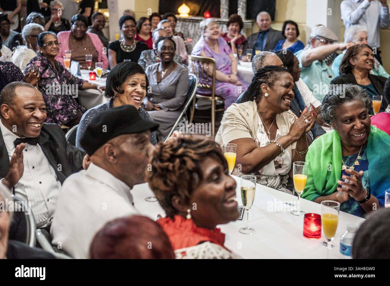 25. März 2015 - London, UK - Szenen im Londoner Posh Club , der seit zehn Wochen in der St Paul's Church Hall in Hackney läuft und ein ausverkaufter Erfolg war . Posh Club ist eine Mischung aus High Tea, Kabarett, Lied und Poesie und hat 150 OAP's von den 70ern bis zu 2 100jährigen betreut. Die Veranstaltung wurde von dem Organisator Duckie organisiert, der Idee von Simon Casson Life Long Hackney, der von seiner Mutter inspiriert wurde, die Veranstaltung zu gestalten, während sie sich nach etwas altmodischer Eleganz und Unterhaltung sehnte, die ältere Menschen zusammenbrachte. Der PC wird durch Lotterie finanziert und Simon hofft, dass er mitbringen kann Stockfoto