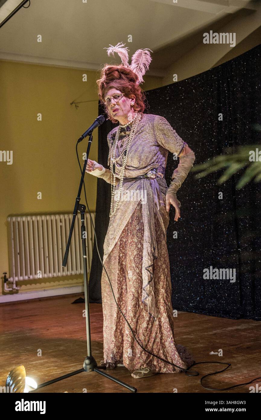 März 2015 – London, UK, UK – ida Barr.. ..Szenen im Londoner Posh Club , der seit zehn Wochen in der St Paul's Church Hall in Hackney läuft und ein ausverkaufter Erfolg war . Posh Club ist eine Mischung aus High Tea, Kabarett, Lied und Poesie und hat 150 OAP's von den 70ern bis zu 2 100jährigen betreut. Die Veranstaltung wurde von dem Organisator Duckie organisiert, der Idee von Simon Casson Life Long Hackney, der von seiner Mutter inspiriert wurde, die Veranstaltung zu gestalten, während sie sich nach etwas altmodischer Eleganz und Unterhaltung sehnte, die ältere Menschen zusammenbrachte. Der PC wird durch Lotterie finanziert, und Simon hofft es Stockfoto
