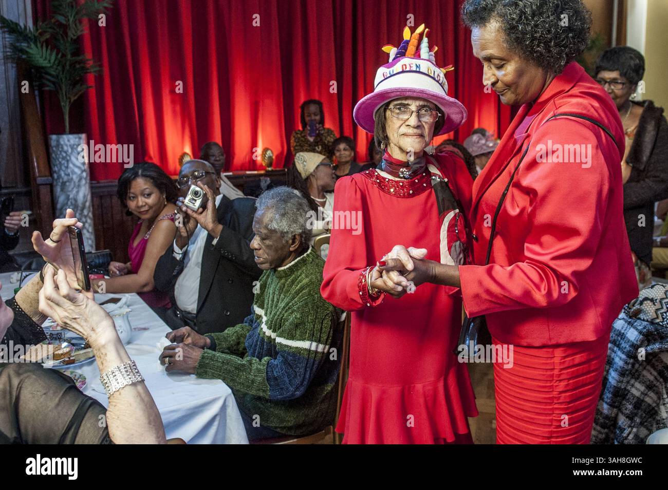 25. März 2015 - London, UK - Szenen im Londoner Posh Club , der seit zehn Wochen in der St Paul's Church Hall in Hackney läuft und ein ausverkaufter Erfolg war . Posh Club ist eine Mischung aus High Tea, Kabarett, Lied und Poesie und hat 150 OAP's von den 70ern bis zu 2 100jährigen betreut. Die Veranstaltung wurde von dem Organisator Duckie organisiert, der Idee von Simon Casson Life Long Hackney, der von seiner Mutter inspiriert wurde, die Veranstaltung zu gestalten, während sie sich nach etwas altmodischer Eleganz und Unterhaltung sehnte, die ältere Menschen zusammenbrachte. Der PC wird durch Lotterie finanziert und Simon hofft, dass er mitbringen kann Stockfoto