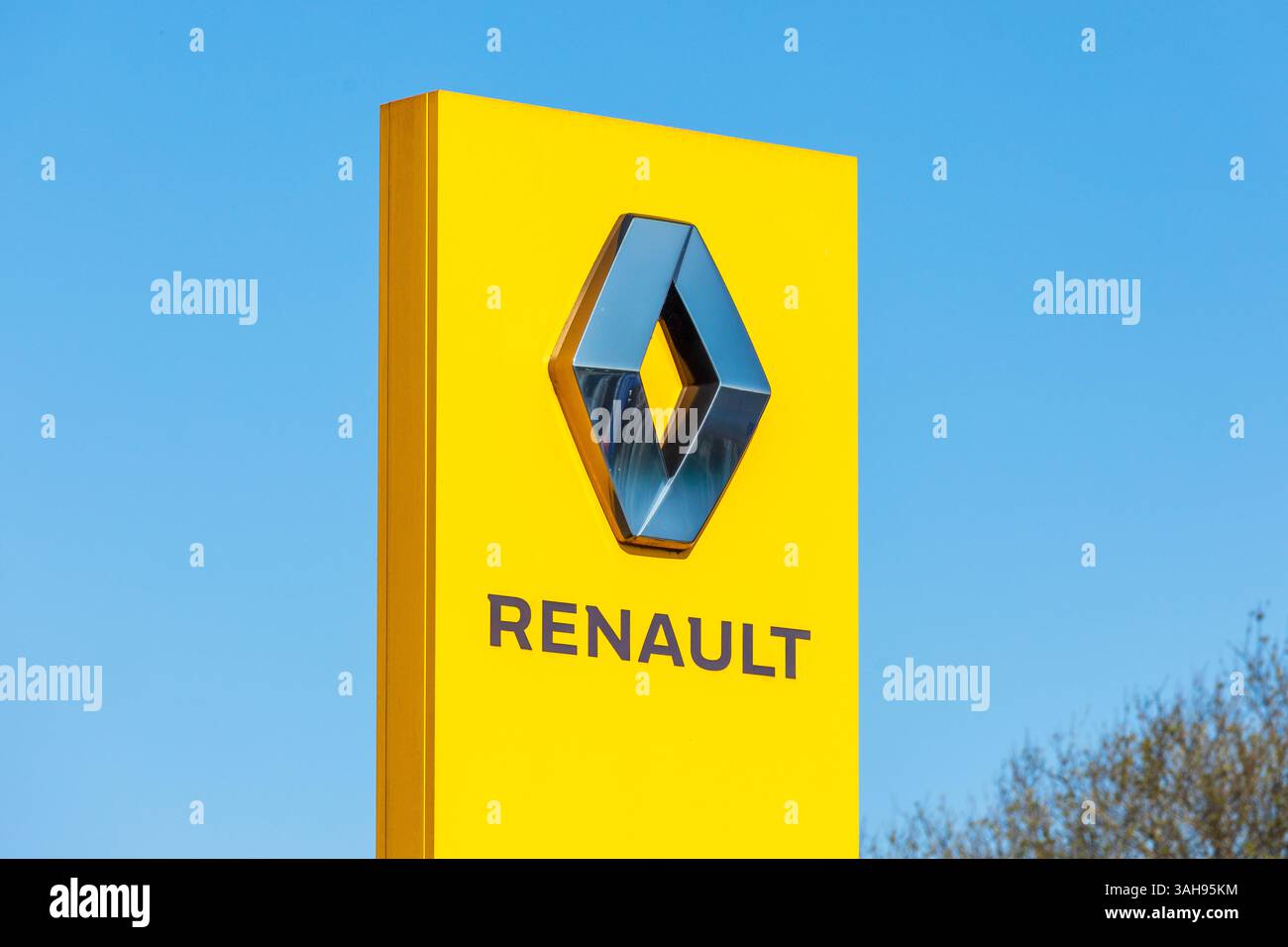 Logoschild für Renault-Autos, vor einer Fahrzeugfiliale Stockfoto