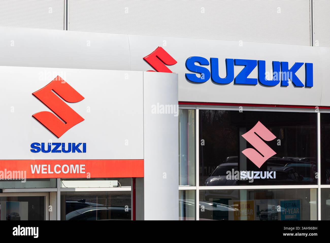 Logoschild für Suzuki-Autos, vor einem Fahrzeugverkauf Stockfoto