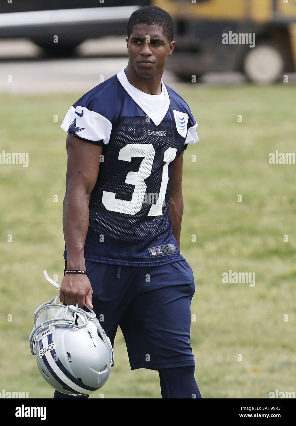 8. Mai 2015 - Irving, TX, USA - Dallas Cowboys Cornerback Byron Jones blickt am Freitag, den 8. Mai 2015 in einem Rookie-Mini-Camp im Hauptquartier der Valley Ranch in Irving, Texas, zu. (Bild: © Brandon Wade/TNS/ZUMA Wire) Stockfoto