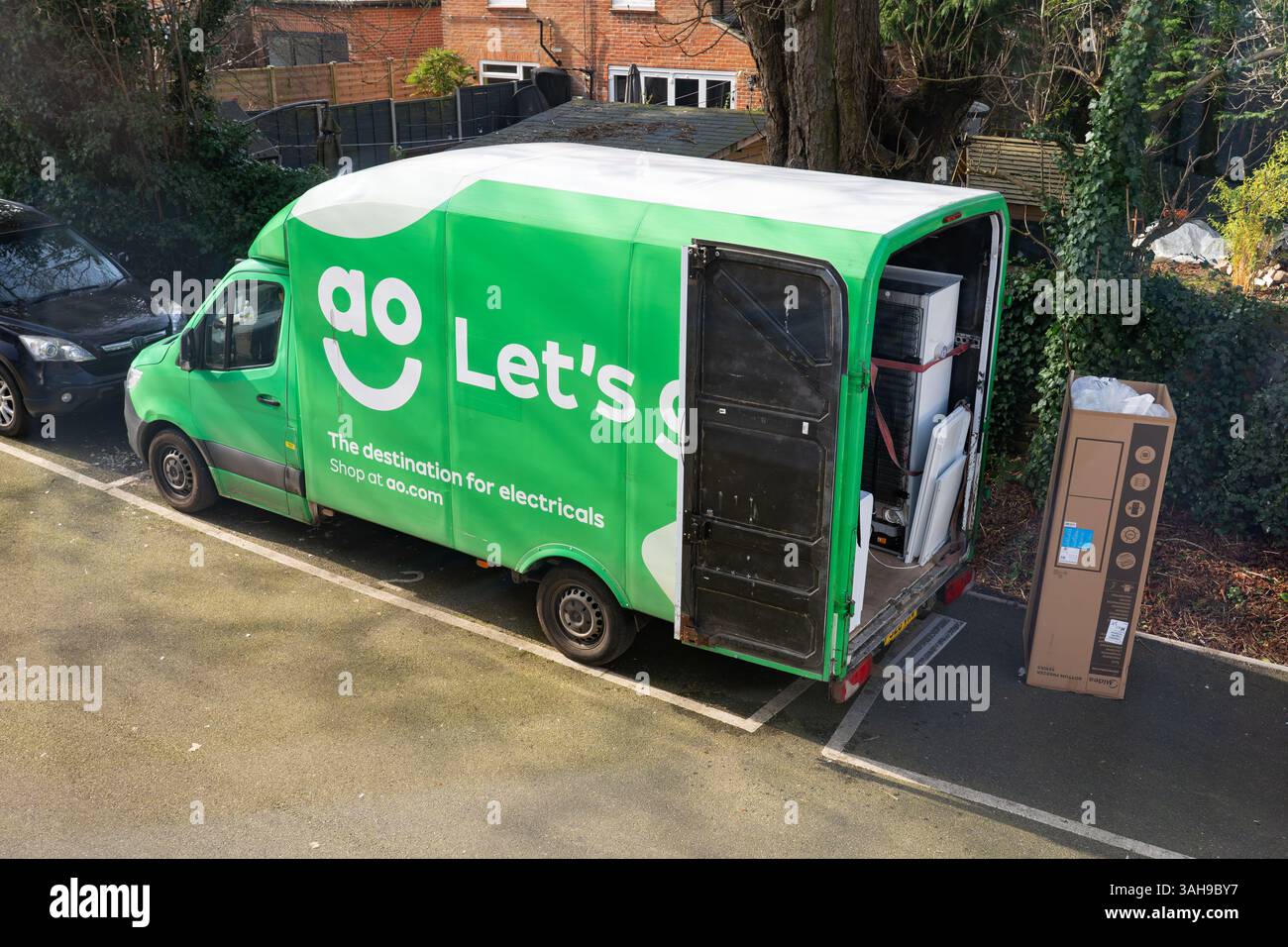 AO World Lieferwagen, der einen Kühlschrank zu einem Haus in Basingstoke bringt. AO World ist ein europäischer Elektrohändler mit Sitz in England Stockfoto