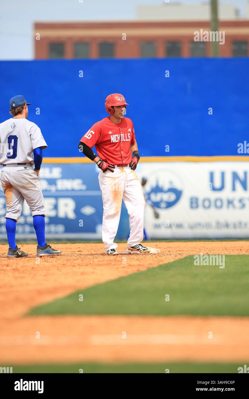 9. Mai 2015: Nicholls State Infielder Kyle Reese (16) während des Spiels zwischen der University of New Orleans und Nicholls State im Maestri Field der UNO in New Orleans, Louisiana. Steve Dalmado/CSM(Bild: © Steve Dalmado/Cal Sport Media/ZUMAPRESS.com) Stockfoto