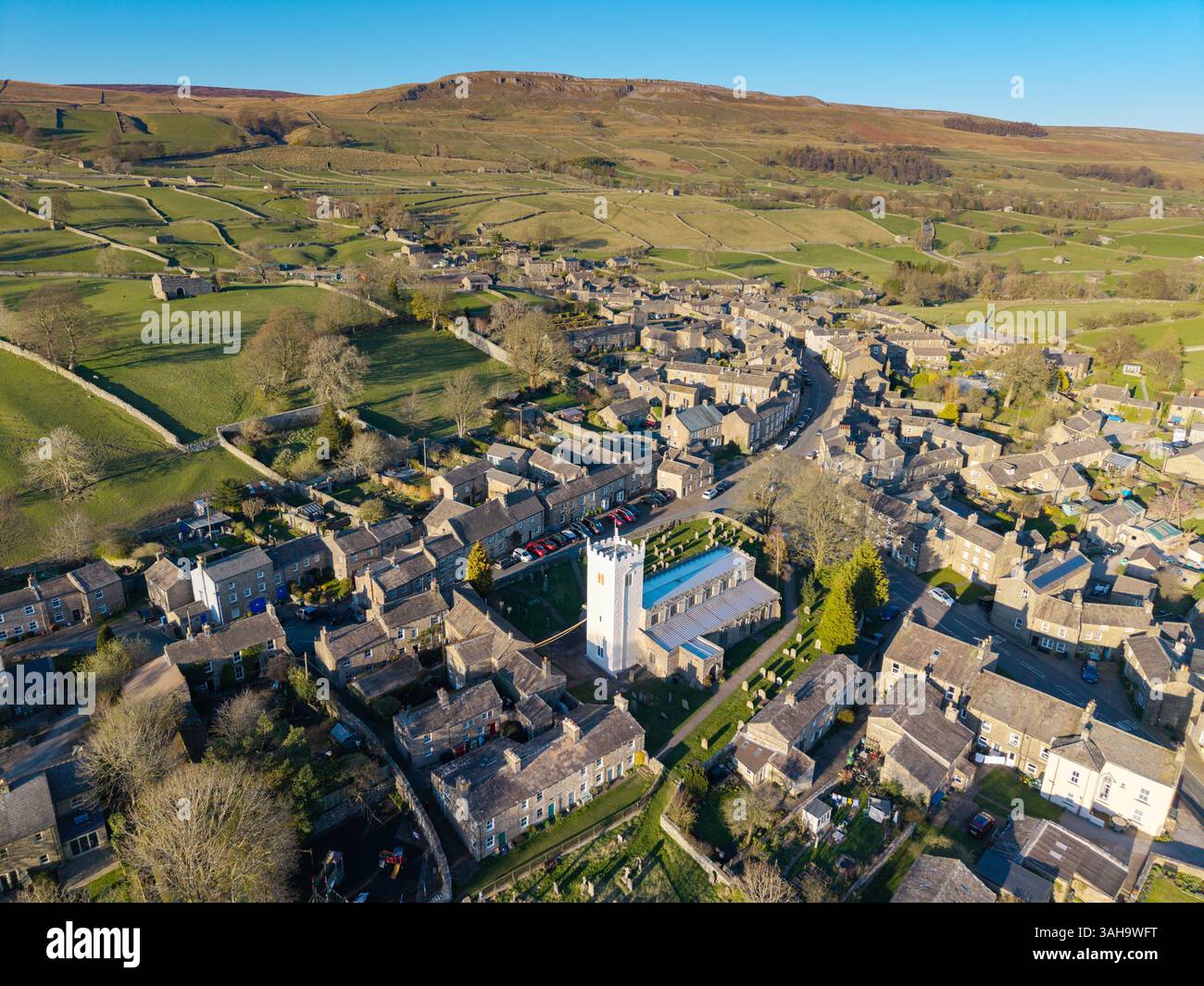 Die Pfarrkirche St. Oswalds in Askrigg, Wensleydale, an einem angenehmen Frühlingsabend, mit ihrem umstrittenen neu renovierten weißen Glockenturm, der Stockfoto