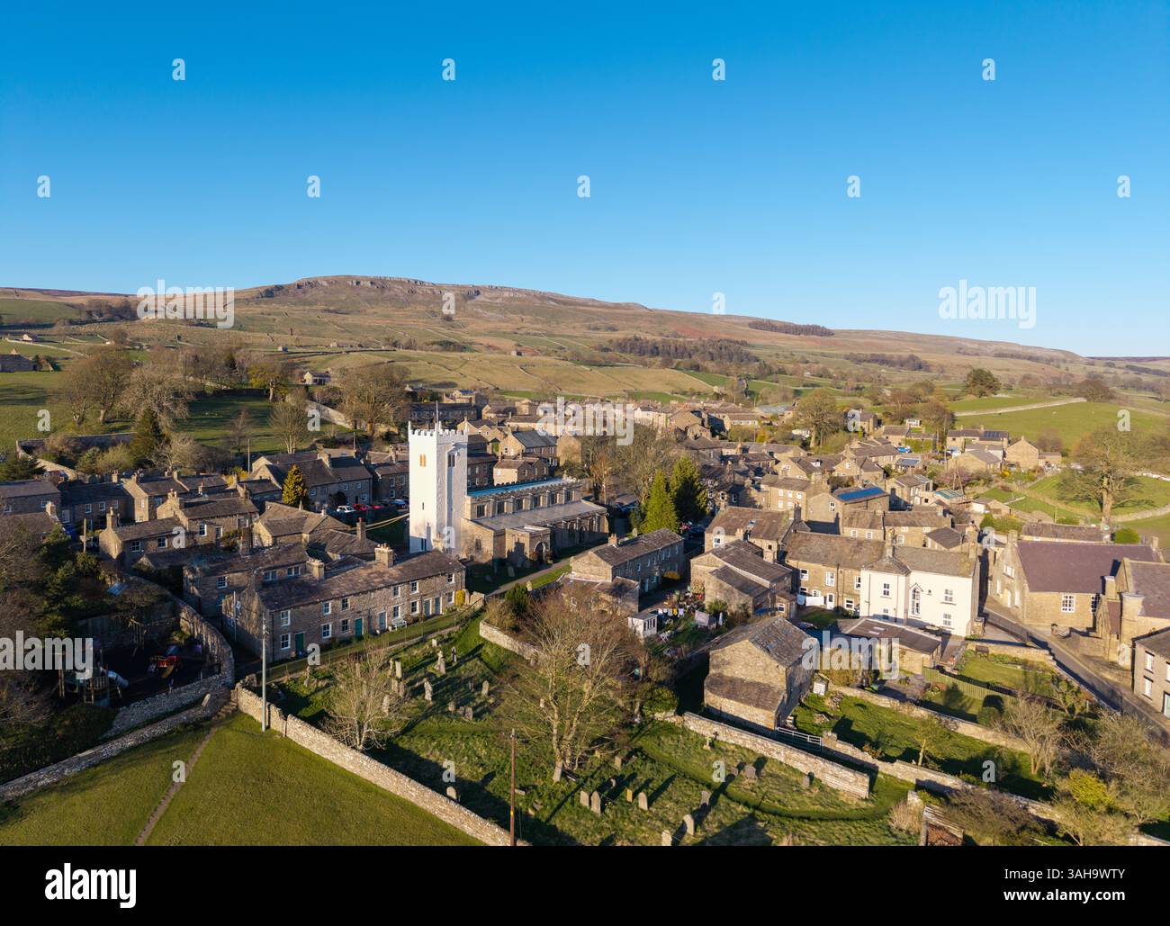 Die Pfarrkirche St. Oswalds in Askrigg, Wensleydale, an einem angenehmen Frühlingsabend, mit ihrem umstrittenen neu renovierten weißen Glockenturm, der Stockfoto