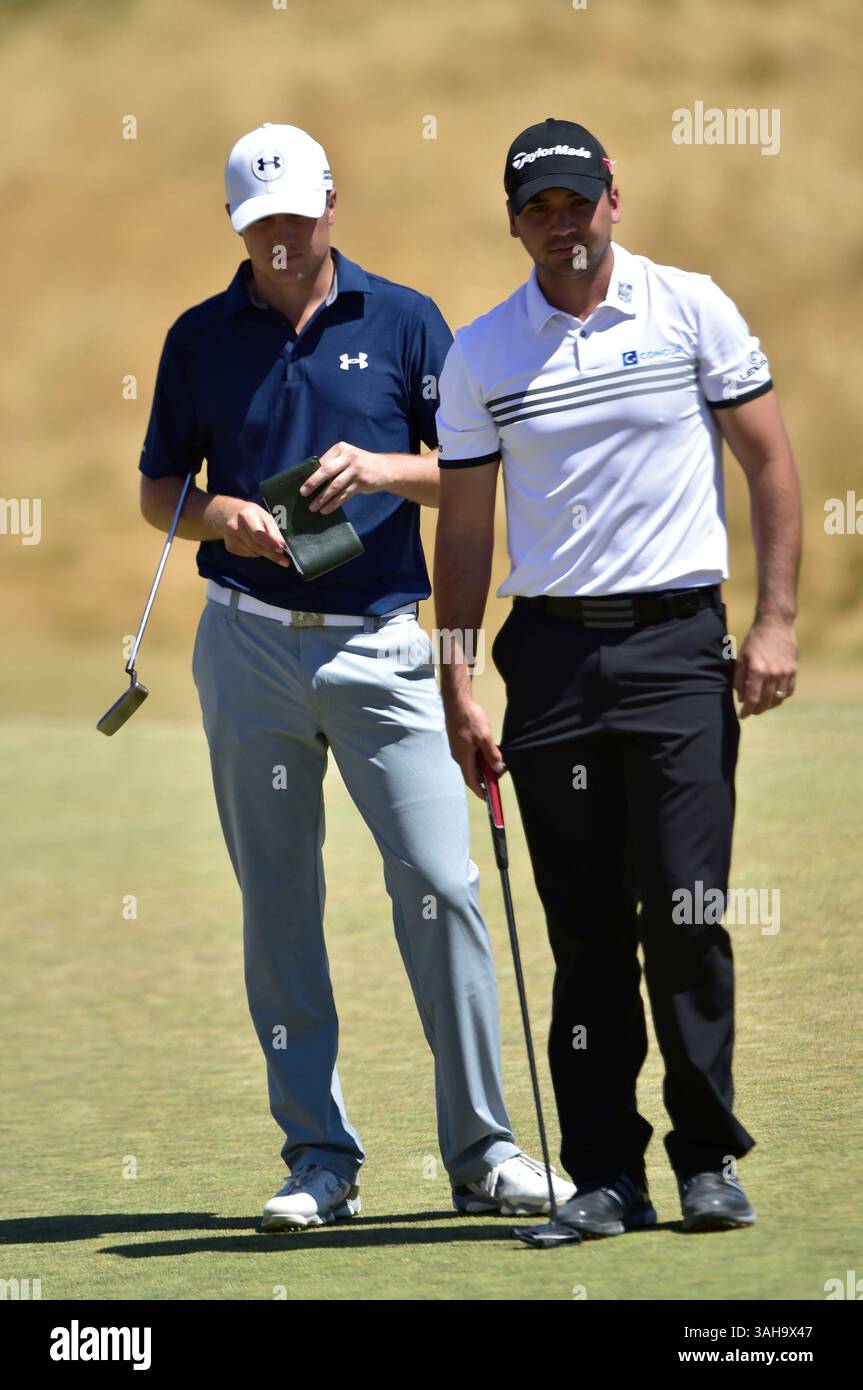 19. Juni 2015. Jordan Spieth und Jason Day in Runde 2 bei den U.S. Open in Chambers Bay, University Place, Washington. . . George Holland / Cal Sport Media (Bild: © George Holland/Cal Sport Media/ZUMAPRESS.com) Stockfoto