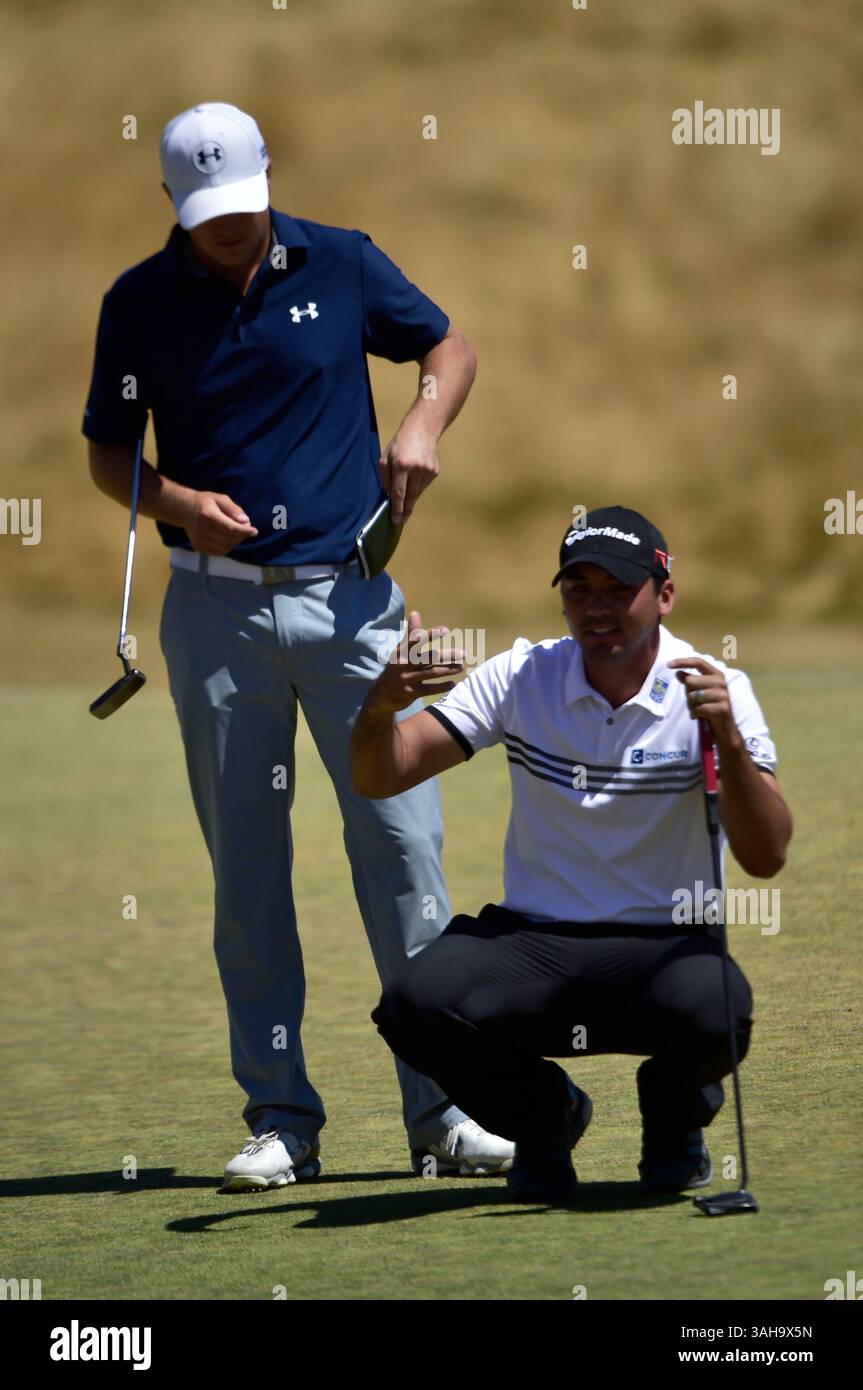 19. Juni 2015. Jordan Spieth und Jason Day in Runde 2 bei den U.S. Open in Chambers Bay, University Place, Washington. . . George Holland / Cal Sport Media (Bild: © George Holland/Cal Sport Media/ZUMAPRESS.com) Stockfoto
