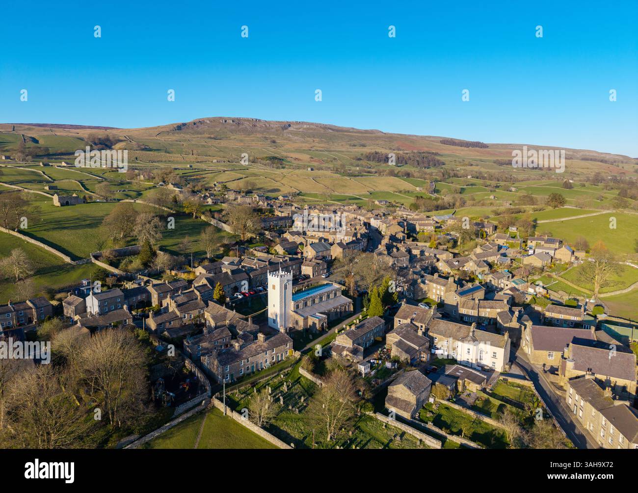 Die Pfarrkirche St. Oswalds in Askrigg, Wensleydale, an einem angenehmen Frühlingsabend, mit ihrem umstrittenen neu renovierten weißen Glockenturm, der Stockfoto