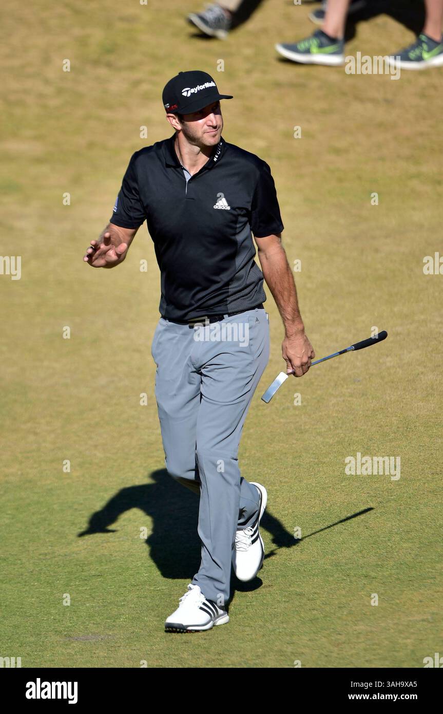 19. Juni 2015. Dustin Johnson geht in Runde 2 bei den U.S. Open in Chambers Bay, University Place, Washington zum 10. Grün. . . George Holland / Cal Sport Media (Bild: © George Holland/Cal Sport Media/ZUMAPRESS.com) Stockfoto