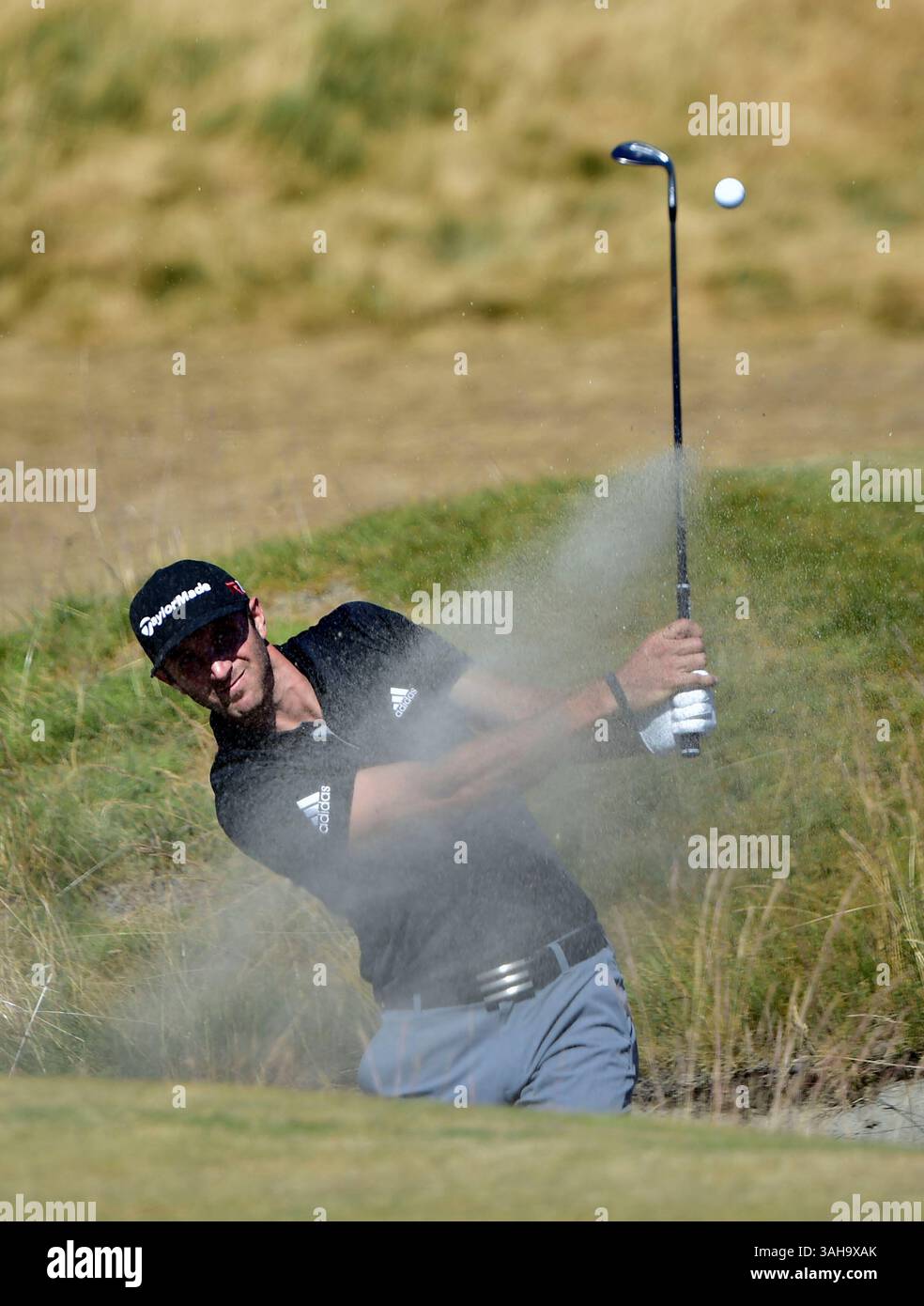 19. Juni 2015. Dustin Johnson am 6. Loch in Runde 2 bei den U.S. Open in Chambers Bay, University Place, Washington. . . George Holland / Cal Sport Media (Bild: © George Holland/Cal Sport Media/ZUMAPRESS.com) Stockfoto