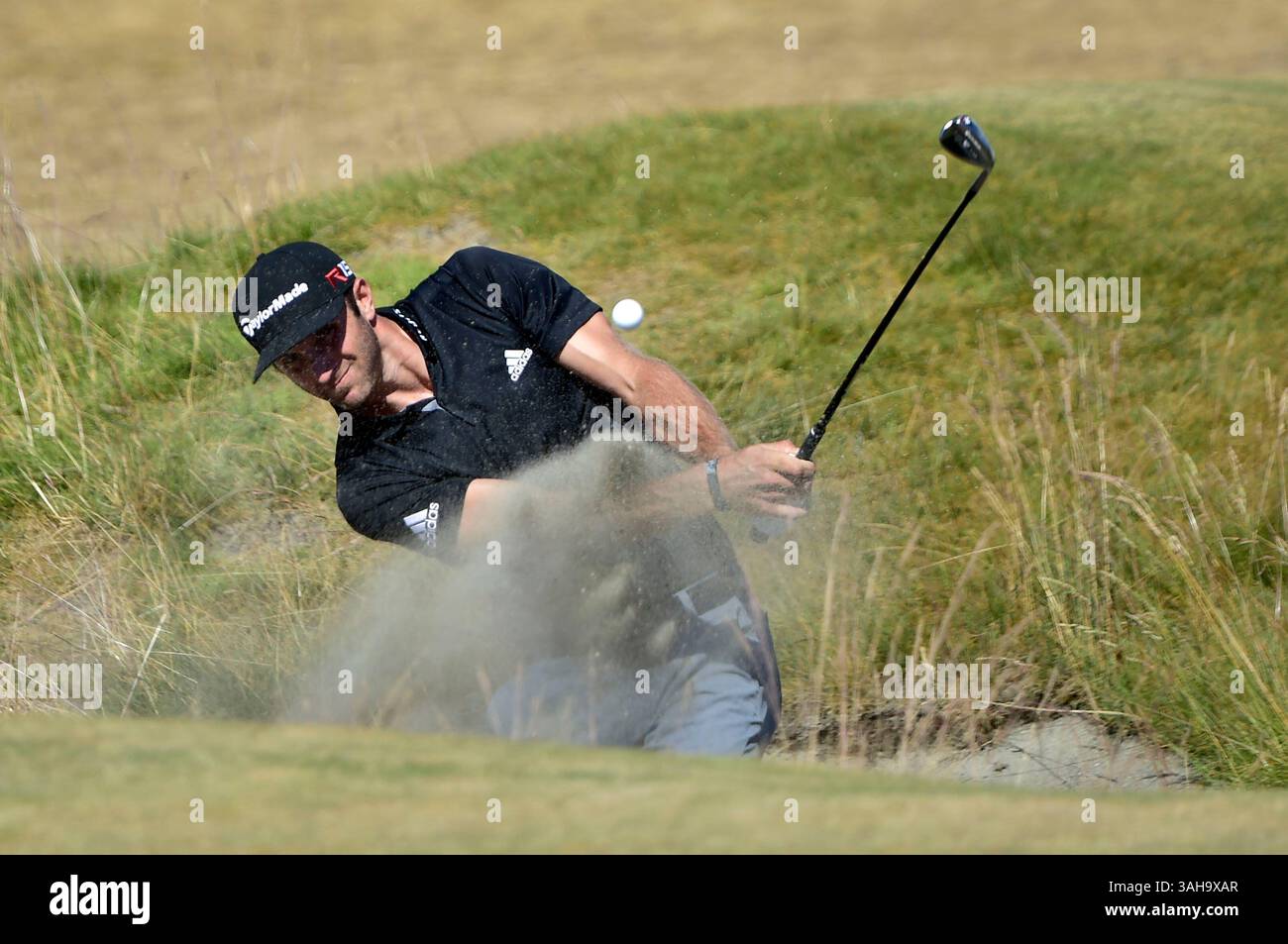 19. Juni 2015. Dustin Johnson am 6. Loch in Runde 2 bei den U.S. Open in Chambers Bay, University Place, Washington. . . George Holland / Cal Sport Media (Bild: © George Holland/Cal Sport Media/ZUMAPRESS.com) Stockfoto