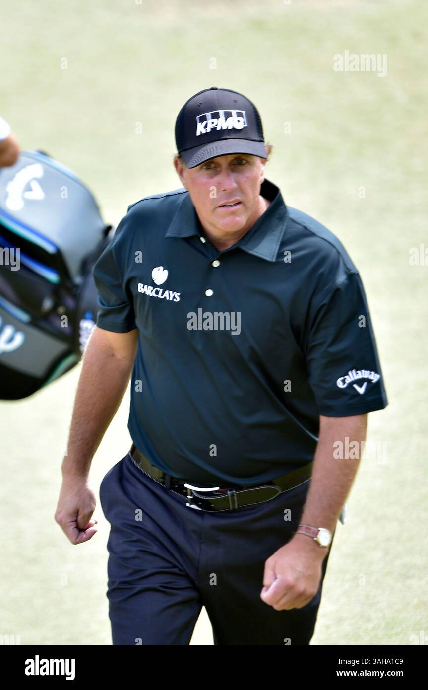 21. Juni 2015. Phil Mickelson am 10. In Runde 4 bei den U.S. Open in Chambers Bay, University Place, Washington. . . George Holland / Cal Sport Media. (Bild: © George Holland/Cal Sport Media/ZUMAPRESS.com) Stockfoto