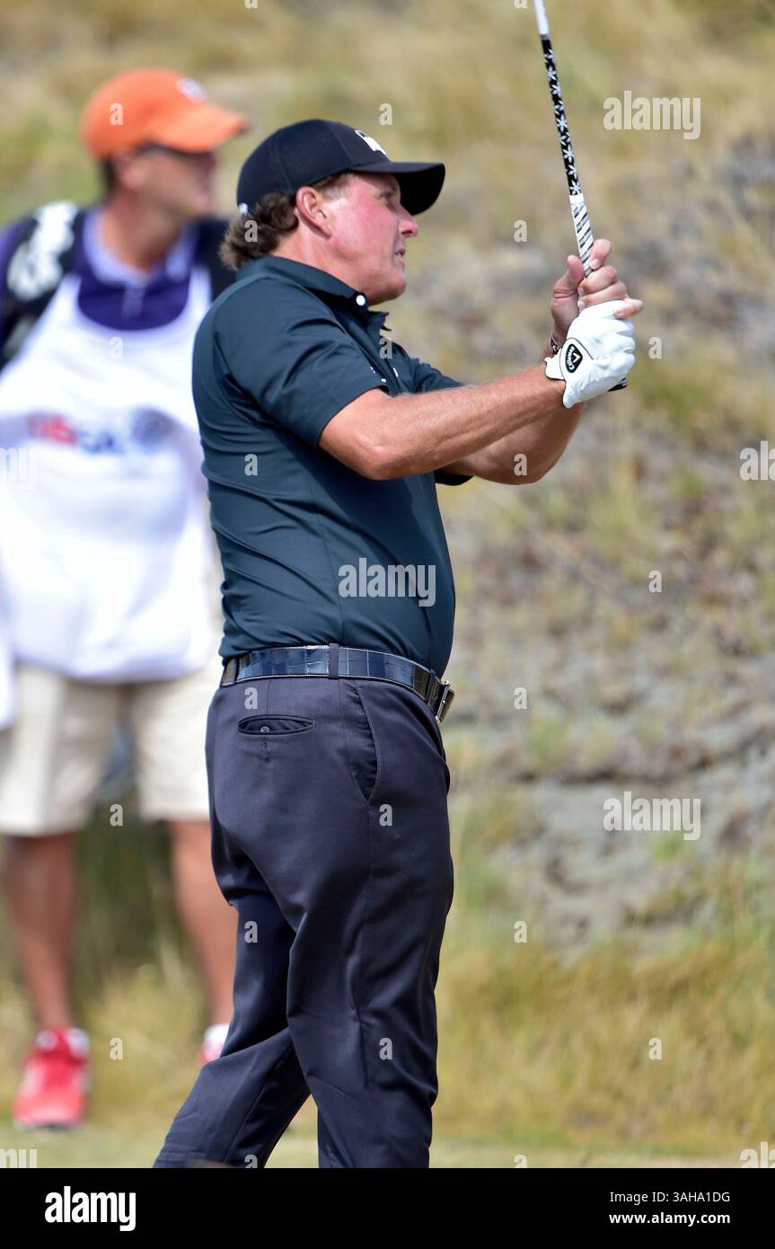 21. Juni 2015. Phil Mickelson am 11. In Runde 4 bei den U.S. Open in Chambers Bay, University Place, Washington. . . George Holland / Cal Sport Media. (Bild: © George Holland/Cal Sport Media/ZUMAPRESS.com) Stockfoto