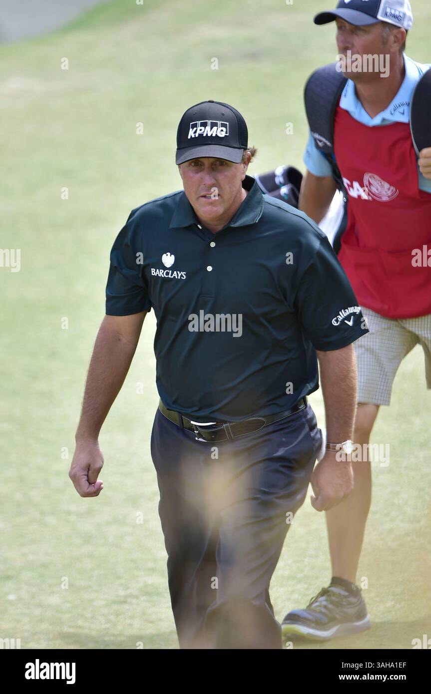 21. Juni 2015. Phil Mickelson am 10. In Runde 4 bei den U.S. Open in Chambers Bay, University Place, Washington. . . George Holland / Cal Sport Media. (Bild: © George Holland/Cal Sport Media/ZUMAPRESS.com) Stockfoto