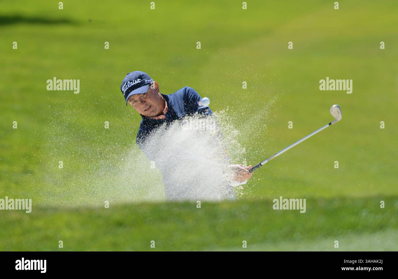 29. April 2015 – San Francisco, CA, USA – Jason Dufner stürzt am Mittwoch, 29. April 2015, aus einem Bunker auf das 1. Loch beim Cadillac Match Play-Event der World Golf Championship 2015 im TPC Harding Park in San Francisco, Kalifornien. (Abbildung: © Dan Honda/TNS/ZUMA Wire) Stockfoto