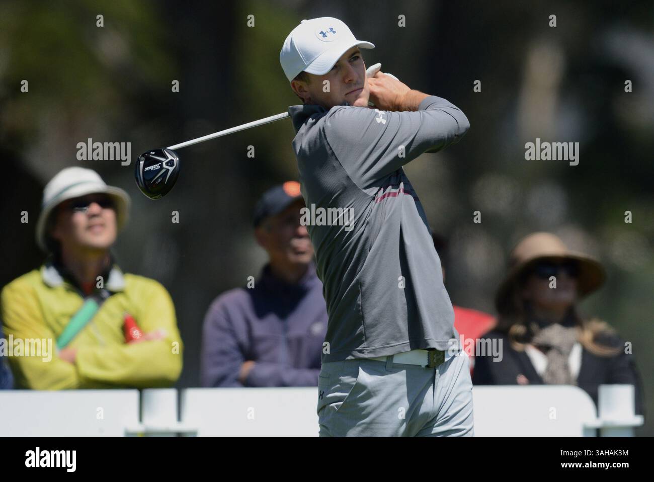 29. April 2015 – San Francisco, CA, USA – Jordan Spieth schlägt am Mittwoch, 29. April 2015 im TPC Harding Park in San Francisco, Kalifornien, am 6. Loch beim Cadillac-Match Play-Event der World Golf Championship 2015 ab. (Abbildung: © Dan Honda/TNS/ZUMA Wire) Stockfoto
