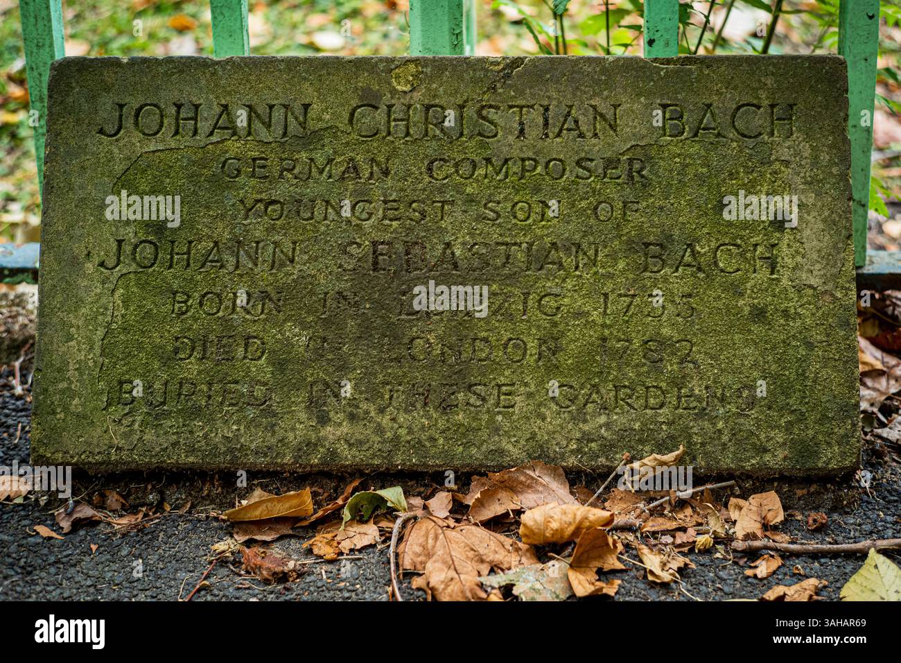 Gedenkstätte für Johann Christian Bach (1735-1782), den jüngsten Sohn von Johann Sebastian Bach. Begraben auf dem Friedhof der St. Pancras Old Church, London. Stockfoto