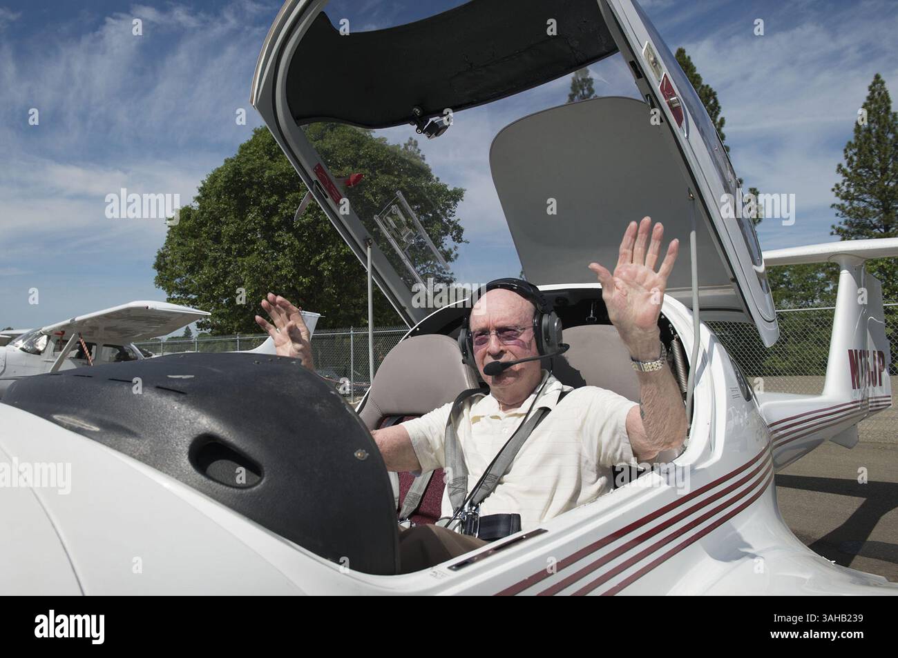 30. März 2015 - Placerville, KALIFORNIEN, USA - Peter Weber Jr. hebt seine Hände in die Feier seines Fluges am Montag, 30. März 2015, in Placerville, Kalifornien Sein Versuch, den Guinness-Weltrekord als ältester lebender aktiver Pilot zu etablieren, ging makellos und ging an einem sonnigen Morgen über Placerville in den Himmel. Der 95-jährige Bewohner von Cameron Park flog drei Runden in einem einmotorigen Diamond D-20 vom Flughafen Placerville. Weber, der über viele Wochen E-Mails mit Guinness ausgetauscht hat, sagte, die Rekordhalter hätten eine neue Kategorie ausgewählt: Der älteste qualifizierte Pilot (Living) (Credit Image: © Randy Pench Stockfoto