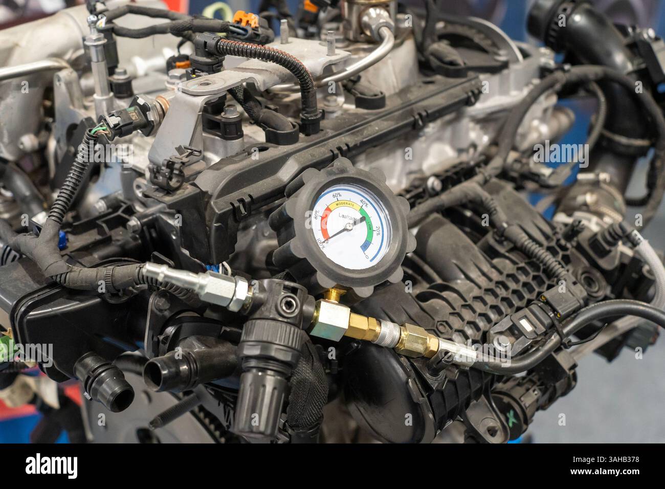 Detailansicht eines Verbrennungsmotorblocks mit verschiedenen angebauten Komponenten. Stockfoto
