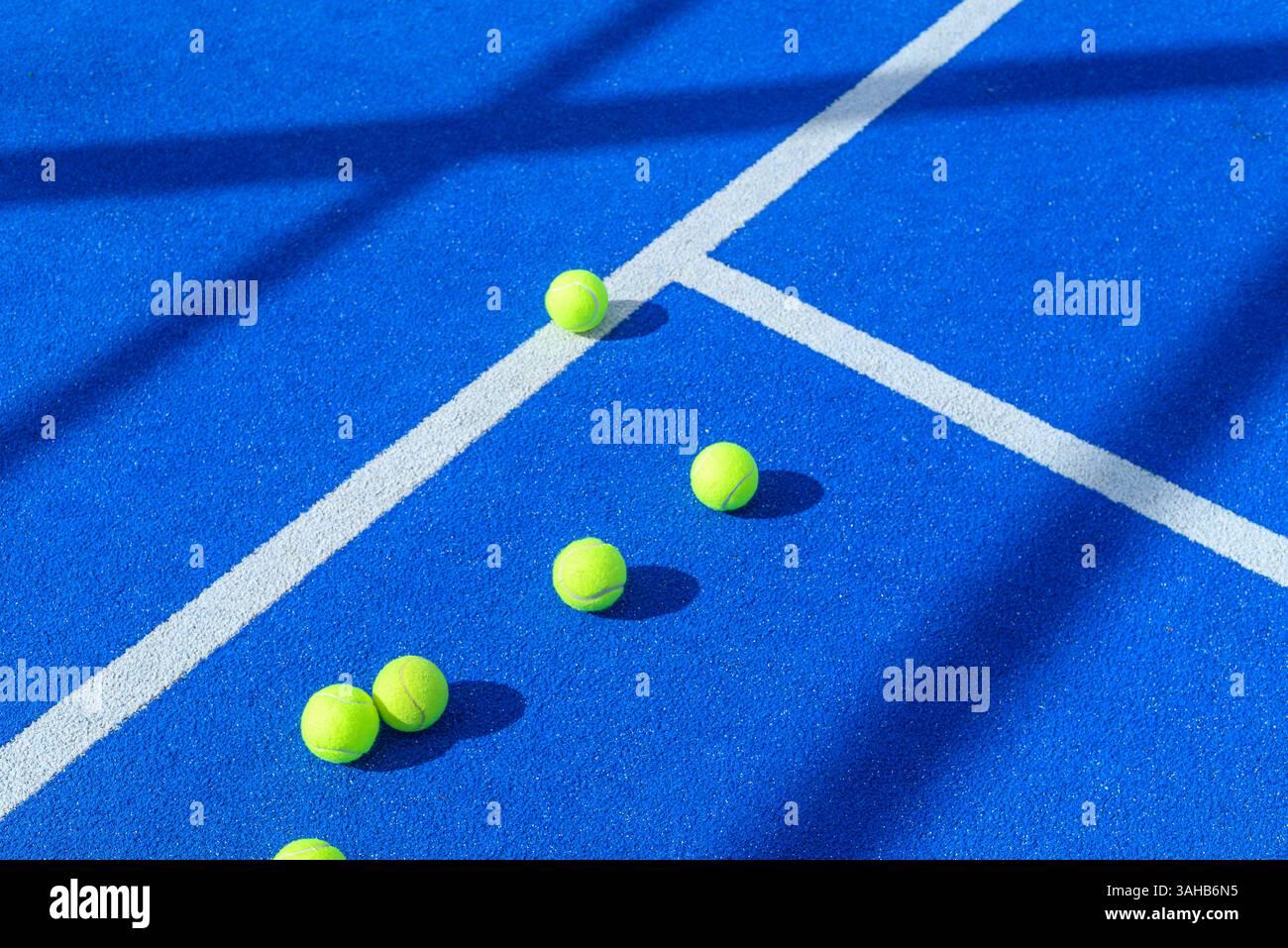 Sechs Bälle auf einem blauen Padel-Tennisplatz, Schlägersport-Hintergrundkonzept Stockfoto