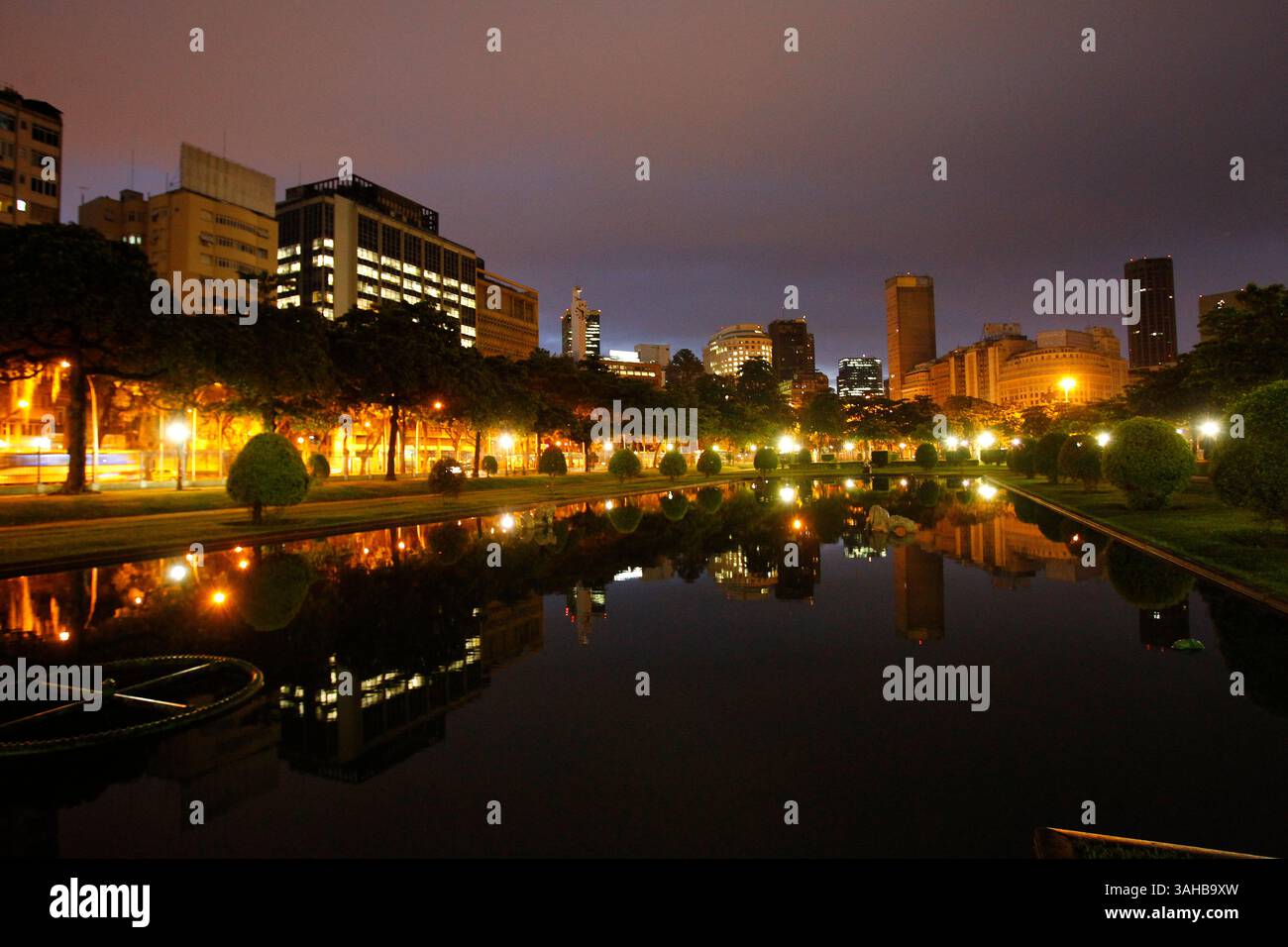Die Gebäude des Stadtzentrums spiegeln sich auf dem Pariser Platz, Rio de Janeiro, Brasilien Stockfoto