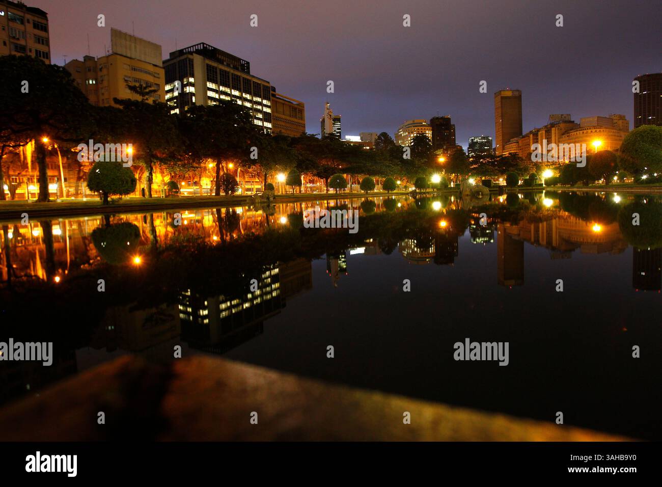 Die Gebäude des Stadtzentrums spiegeln sich auf dem Pariser Platz, Rio de Janeiro, Brasilien Stockfoto