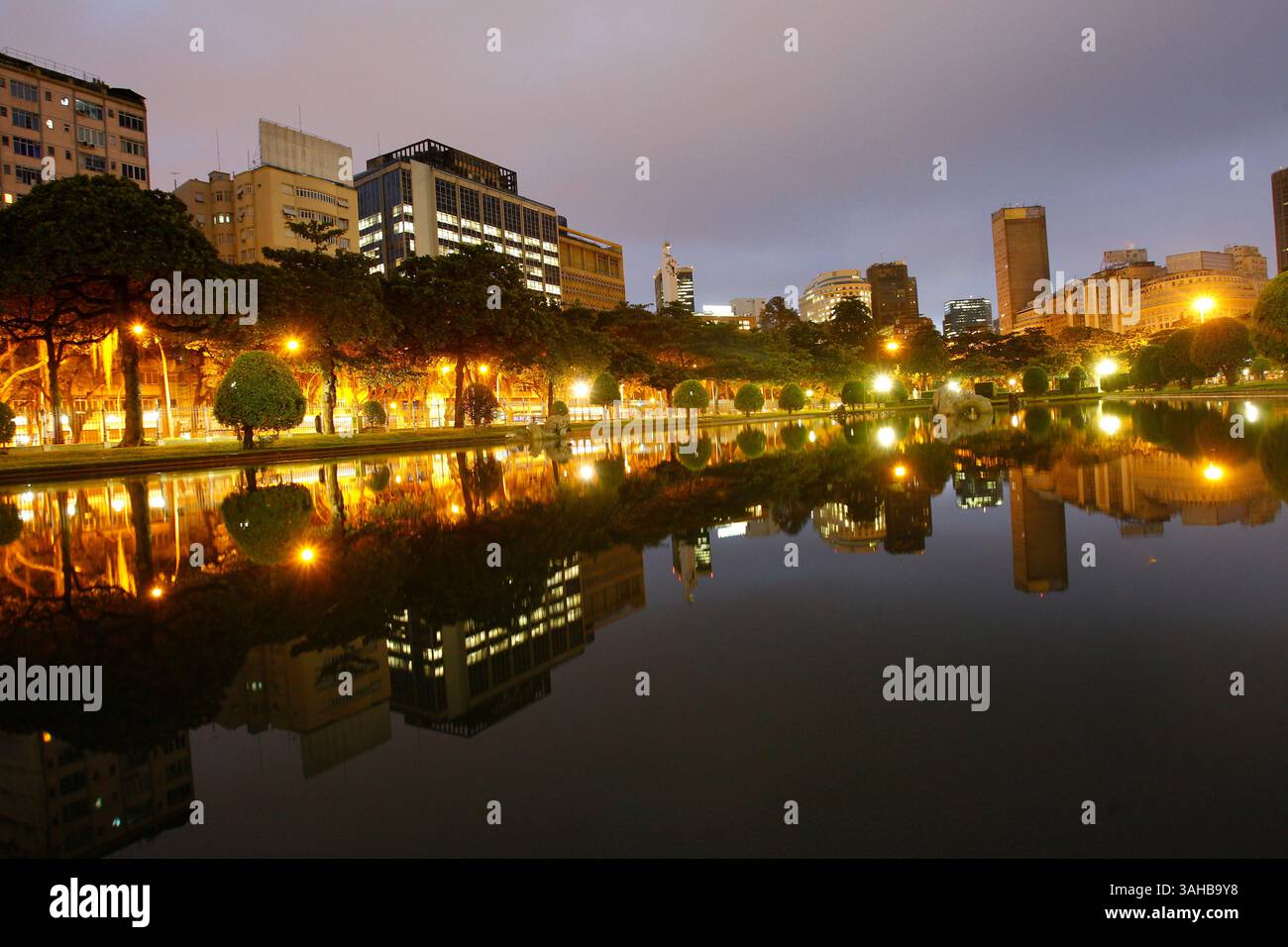 Die Gebäude des Stadtzentrums spiegeln sich auf dem Pariser Platz, Rio de Janeiro, Brasilien Stockfoto