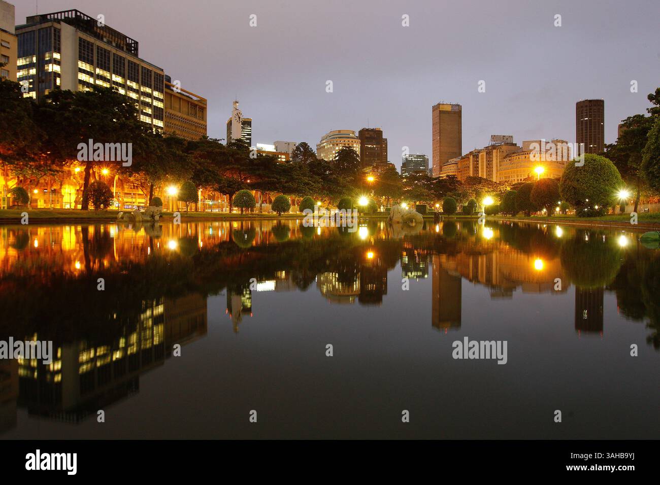 Die Gebäude des Stadtzentrums spiegeln sich auf dem Pariser Platz, Rio de Janeiro, Brasilien Stockfoto