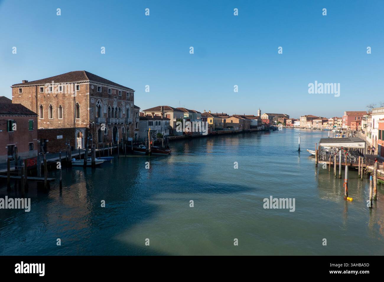 Insel Murano, Venedig, Italien - 12. Dezember 2024: Szenen der bezaubernden Straßen in der malerischen Stadt Murano, eingebettet in die Schönheit von Venic Stockfoto