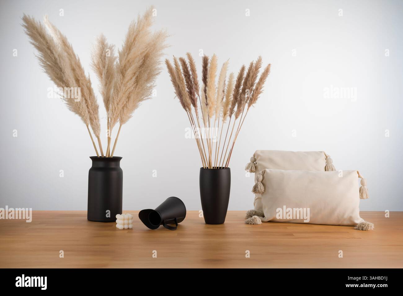Pampas Gras und Kissen: Boho Interior Stillleben mit Kerzen Stockfoto