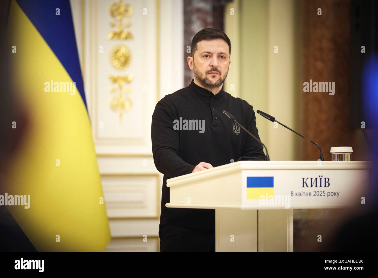 Kiew, Ukraine. April 2025. Der ukrainische Präsident Wolodymyr Zelenskyj hört eine Frage während einer gemeinsamen Pressekonferenz mit dem belgischen Premierminister Bart de Wever im Mariinski-Palast am 8. April 2025 in Kiew, Ukraine. Kredit: Ukrainischer Ratsvorsitz/Pressestelle Des Ukrainischen Präsidenten/Alamy Live News Stockfoto