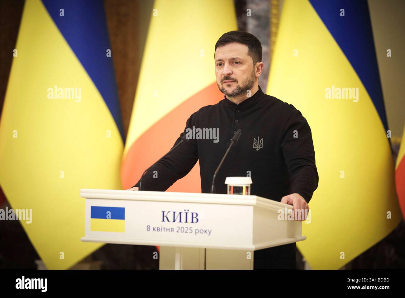 Kiew, Ukraine. April 2025. Der ukrainische Präsident Wolodymyr Zelenskyj hört eine Frage während einer gemeinsamen Pressekonferenz mit dem belgischen Premierminister Bart de Wever im Mariinski-Palast am 8. April 2025 in Kiew, Ukraine. Kredit: Ukrainischer Ratsvorsitz/Pressestelle Des Ukrainischen Präsidenten/Alamy Live News Stockfoto