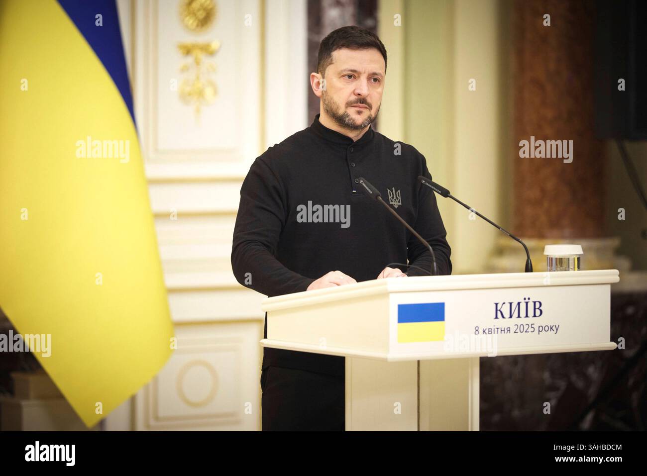 Kiew, Ukraine. April 2025. Der ukrainische Präsident Wolodymyr Zelenskyj hört eine Frage während einer gemeinsamen Pressekonferenz mit dem belgischen Premierminister Bart de Wever im Mariinski-Palast am 8. April 2025 in Kiew, Ukraine. Kredit: Ukrainischer Ratsvorsitz/Pressestelle Des Ukrainischen Präsidenten/Alamy Live News Stockfoto