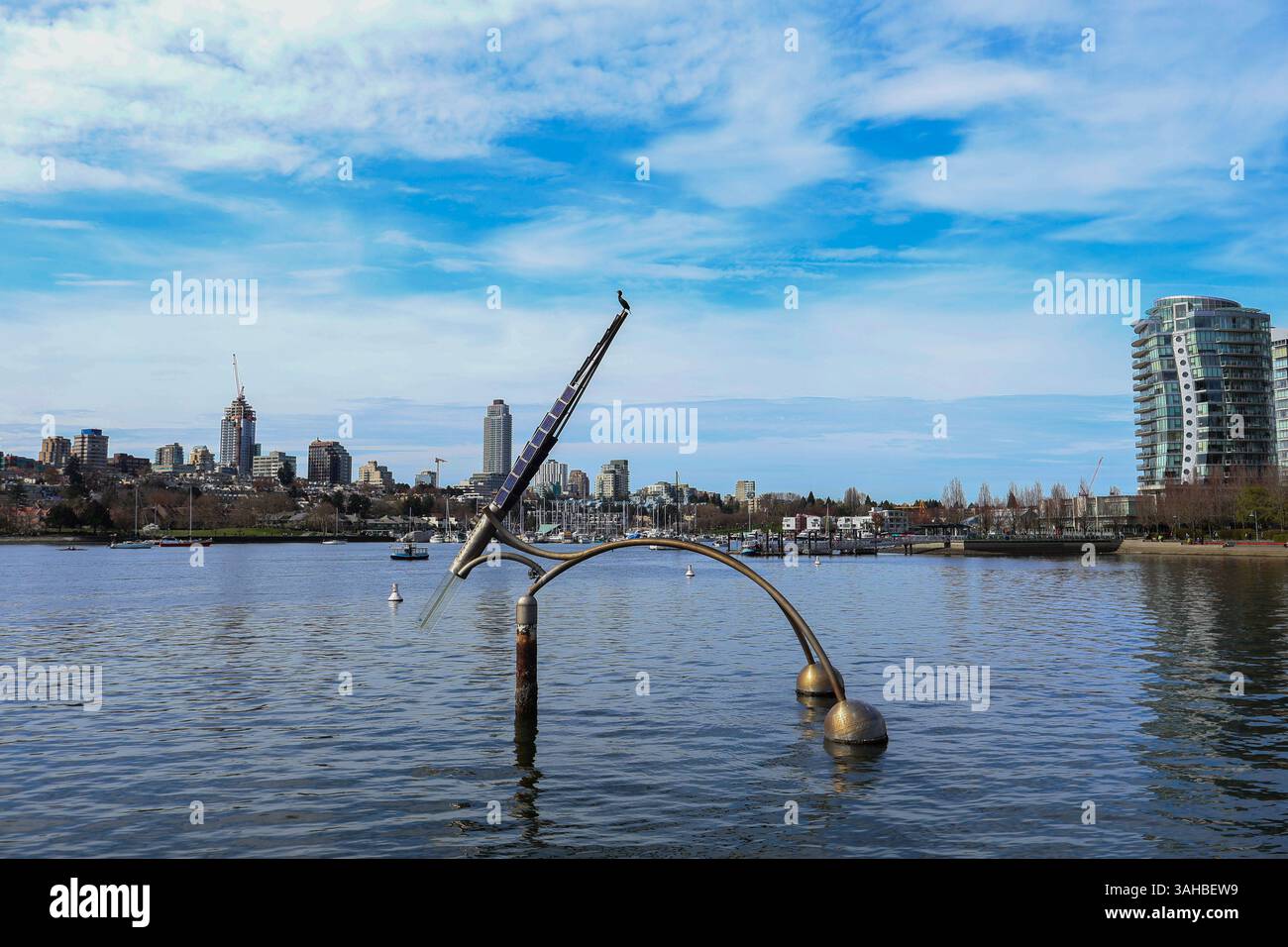 Ein Reiher sitzt auf einer öffentlichen Kunstskulptur in False Creek, Vancouver, BC. Stockfoto