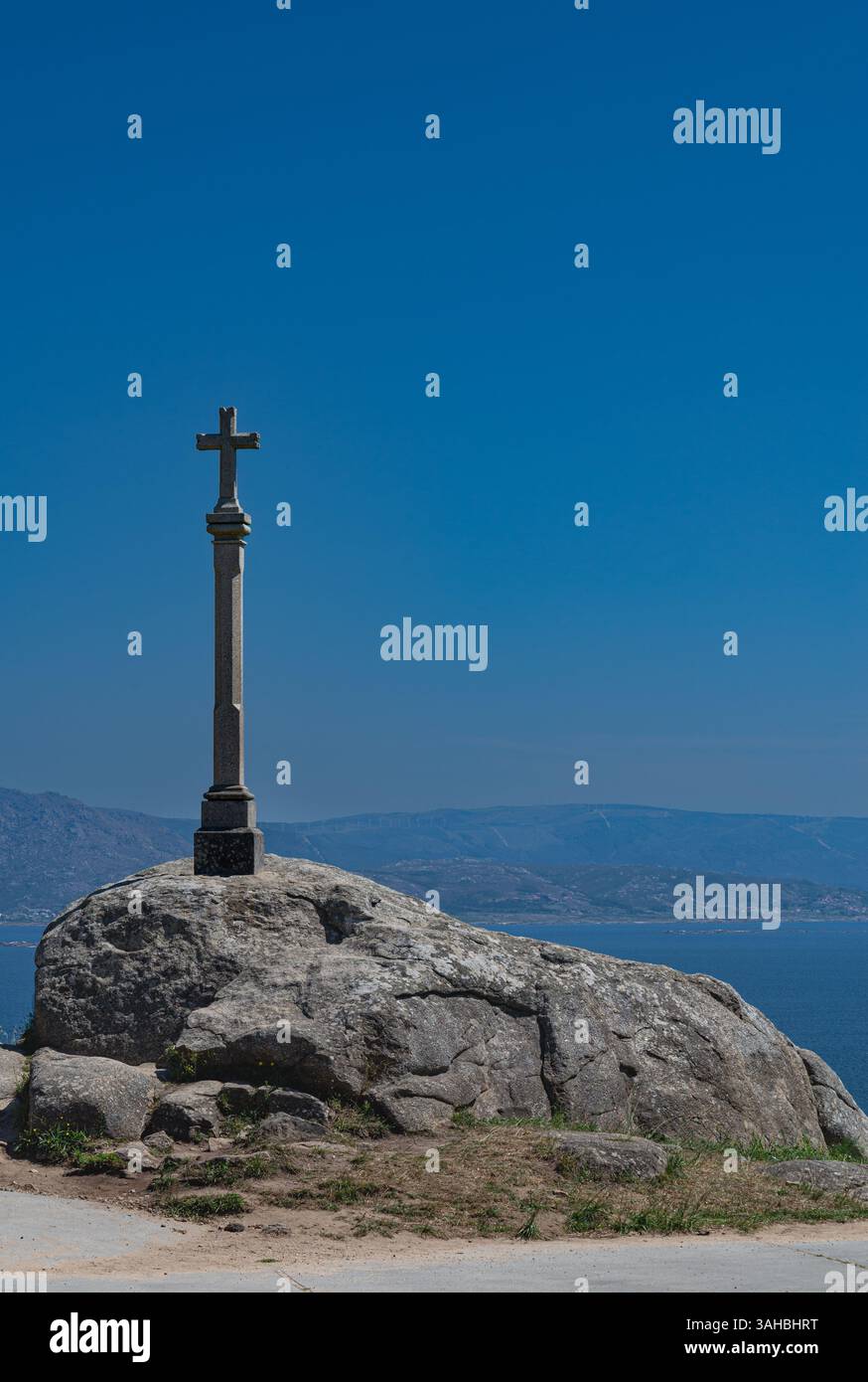 21. August 2024 - Spanien: Kreuzmarkierung des Endes des Jakobsweges am Kap Finisterre in Galicien, Nordwesten Spaniens Stockfoto