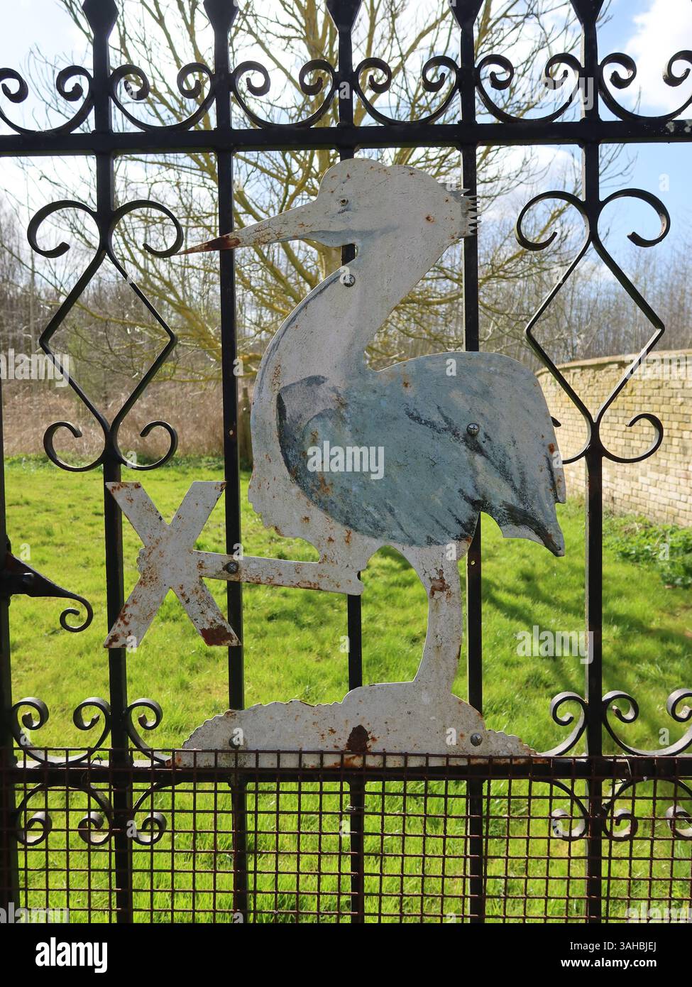 Als Symbol für Opfer und Schutz ist der Pelikan an diesem Tor ein dekoratives Merkmal in den Gärten des Chippenham Park. Stockfoto