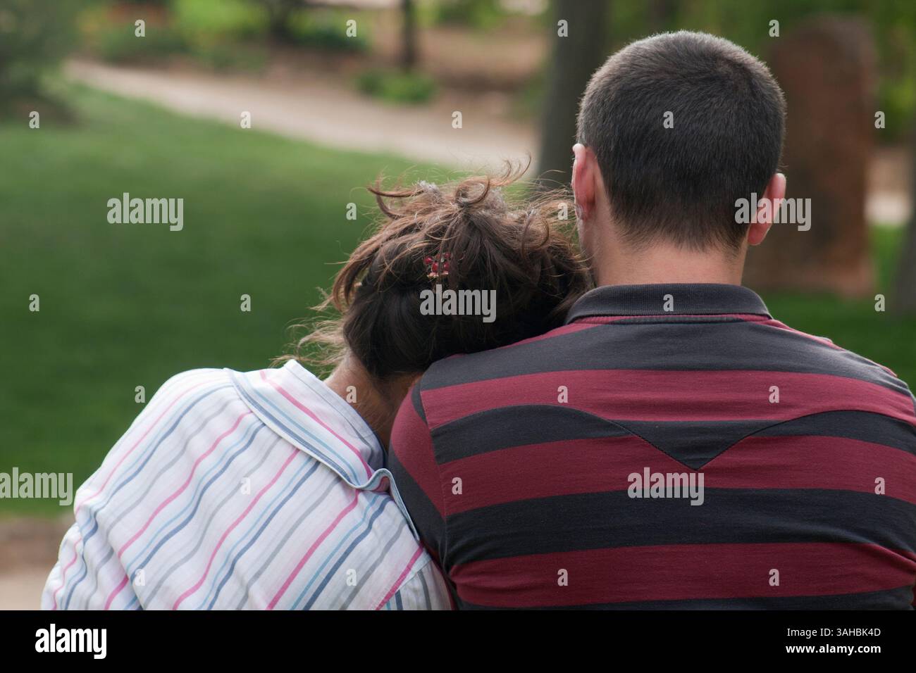 Zurück von anonymen Paaren im Park Stockfoto