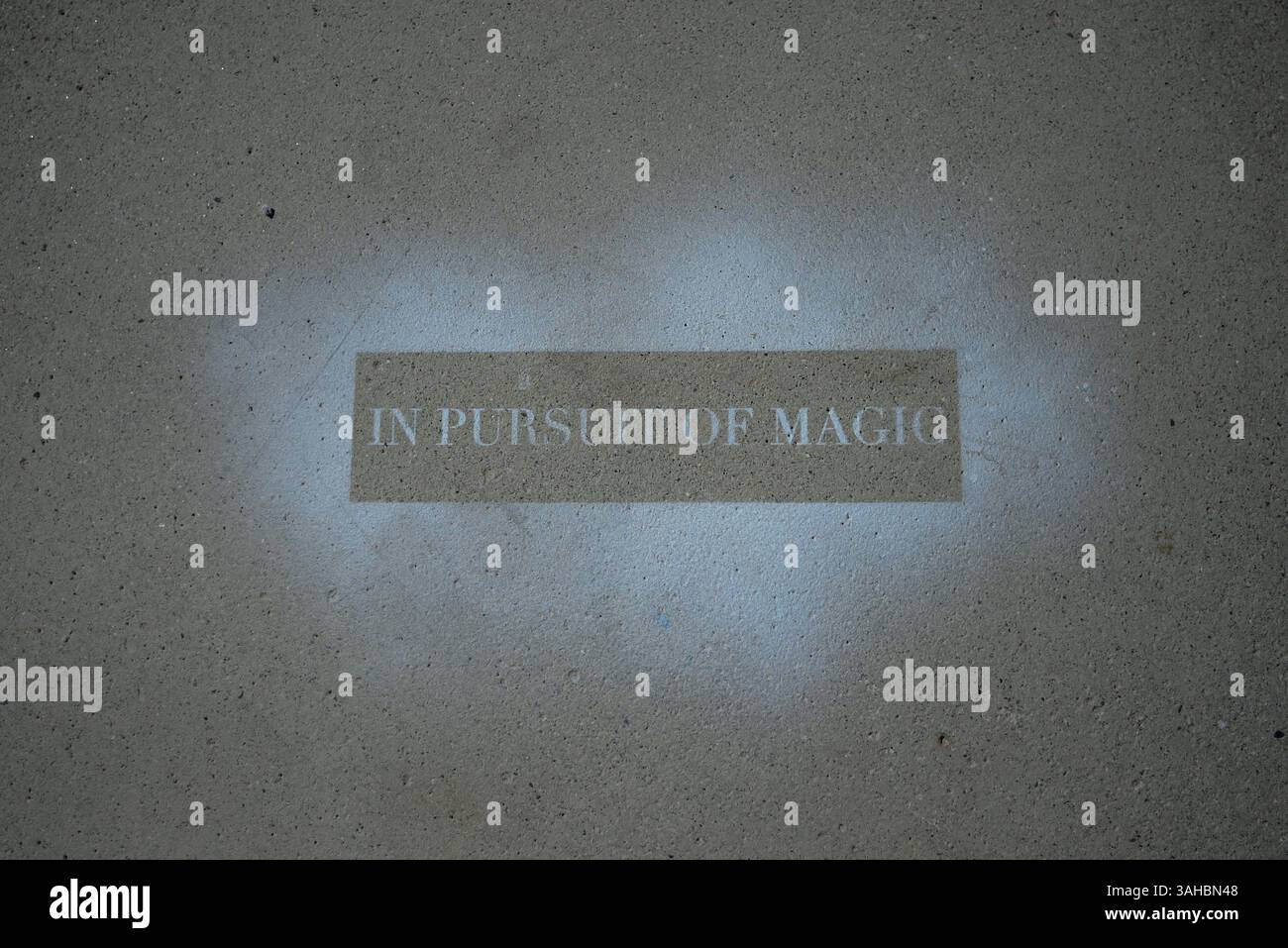 Künstlerisch gesprühter Text liest sich in Pursuit of Magic Stockfoto