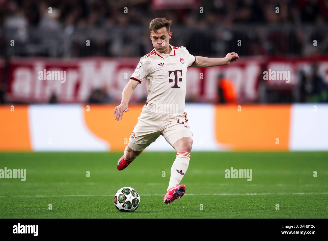 München, Deutschland. 8. April 2025. Joshua Kimmich vom FC Bayern München in der K.-o.-Phase der UEFA Champions League 2024/25 im Viertelfinale des ersten Legs zwischen dem FC Bayern München und dem FC Internazionale. Quelle: Nicolò Campo/Alamy Live News Stockfoto