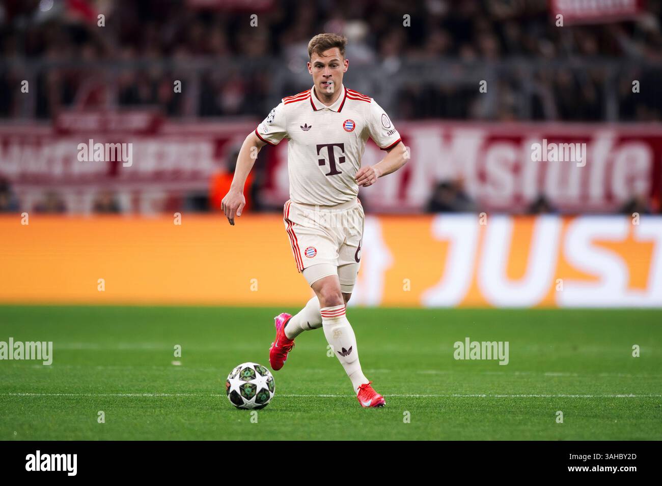 München, Deutschland. 8. April 2025. Joshua Kimmich vom FC Bayern München in der K.-o.-Phase der UEFA Champions League 2024/25 im Viertelfinale des ersten Legs zwischen dem FC Bayern München und dem FC Internazionale. Quelle: Nicolò Campo/Alamy Live News Stockfoto