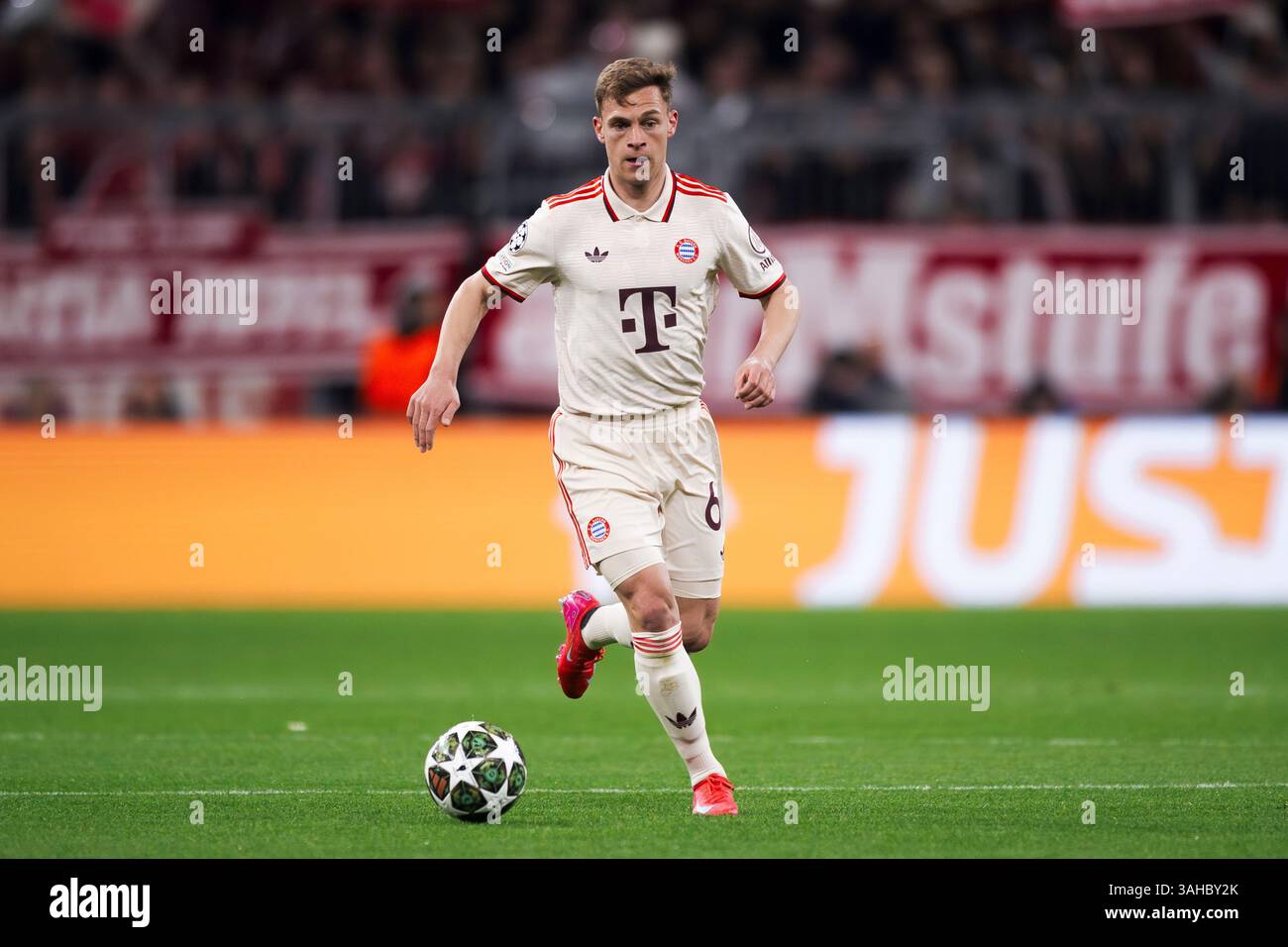 München, Deutschland. 8. April 2025. Joshua Kimmich vom FC Bayern München in der K.-o.-Phase der UEFA Champions League 2024/25 im Viertelfinale des ersten Legs zwischen dem FC Bayern München und dem FC Internazionale. Quelle: Nicolò Campo/Alamy Live News Stockfoto