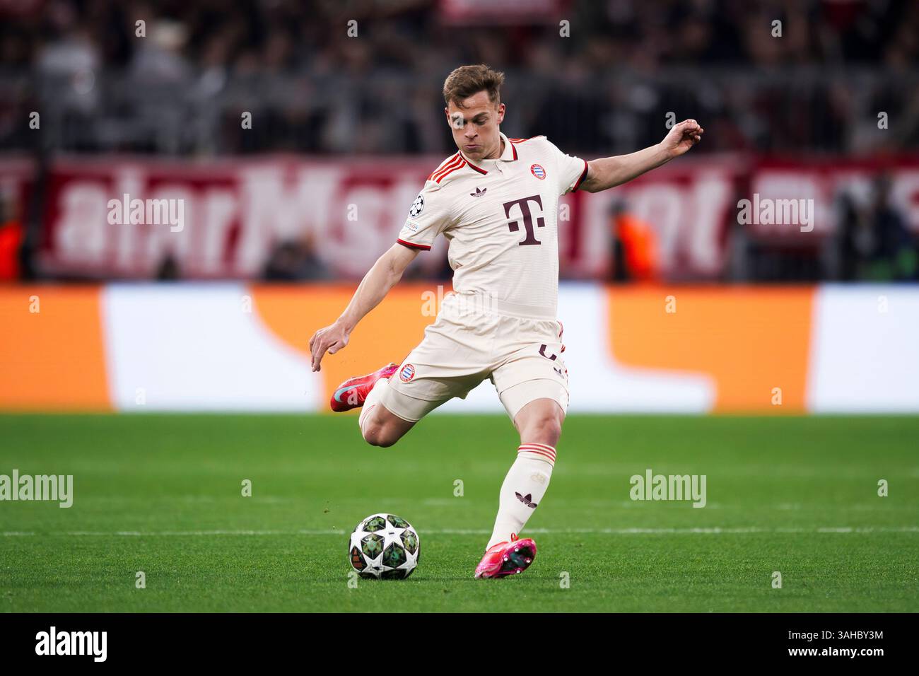 München, Deutschland. 8. April 2025. Joshua Kimmich vom FC Bayern München in der K.-o.-Phase der UEFA Champions League 2024/25 im Viertelfinale des ersten Legs zwischen dem FC Bayern München und dem FC Internazionale. Quelle: Nicolò Campo/Alamy Live News Stockfoto