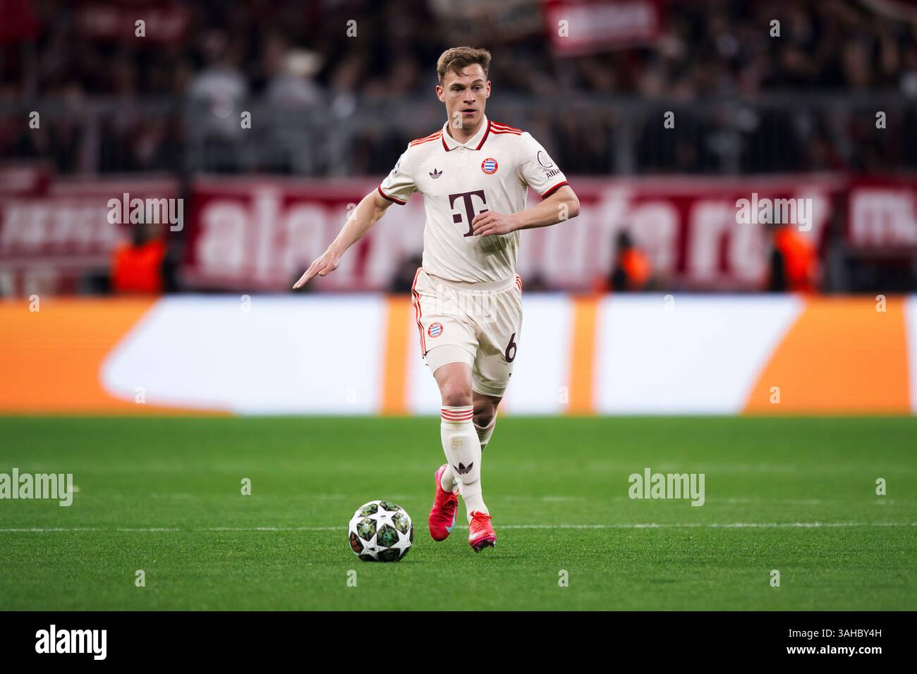 München, Deutschland. 8. April 2025. Joshua Kimmich vom FC Bayern München in der K.-o.-Phase der UEFA Champions League 2024/25 im Viertelfinale des ersten Legs zwischen dem FC Bayern München und dem FC Internazionale. Quelle: Nicolò Campo/Alamy Live News Stockfoto