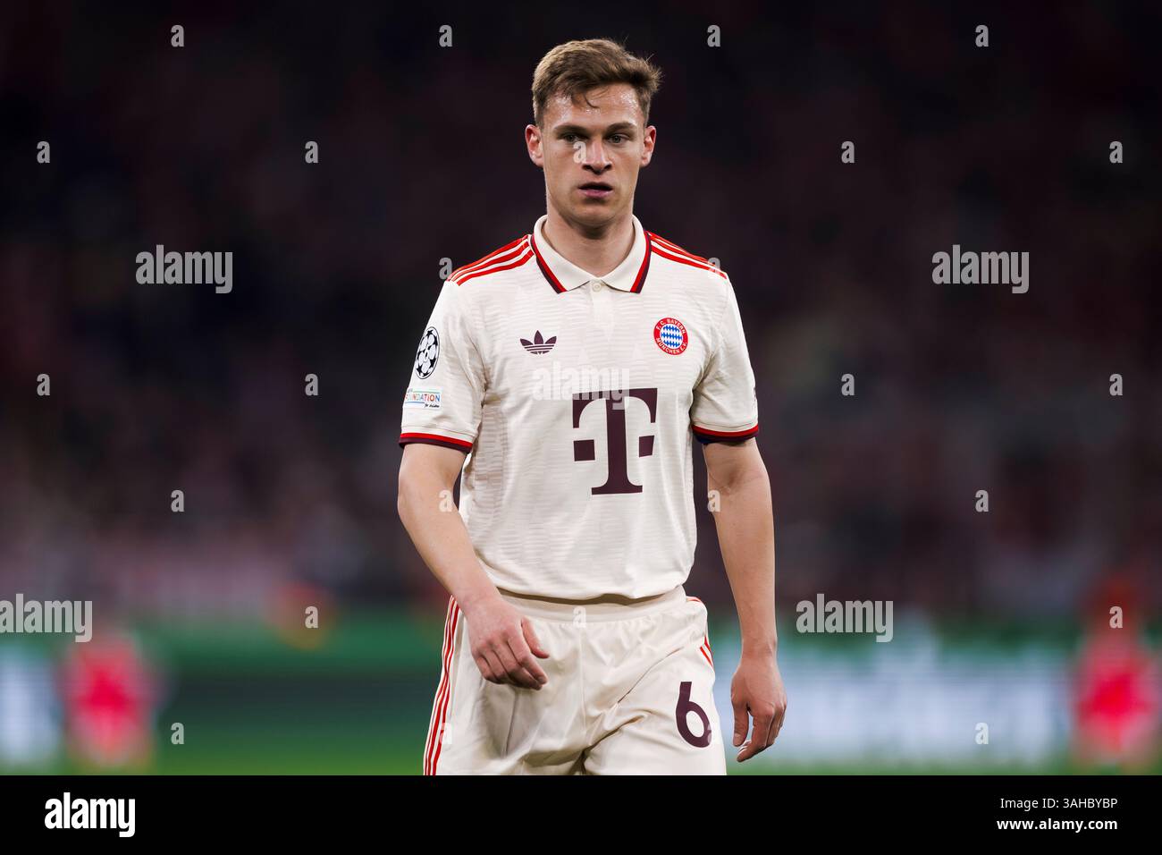 München, Deutschland. 8. April 2025. Joshua Kimmich vom FC Bayern München sieht in der K.-o.-Phase der UEFA Champions League 2024/25 im Viertelfinale des ersten Legs zwischen dem FC Bayern München und dem FC Internazionale an. Quelle: Nicolò Campo/Alamy Live News Stockfoto