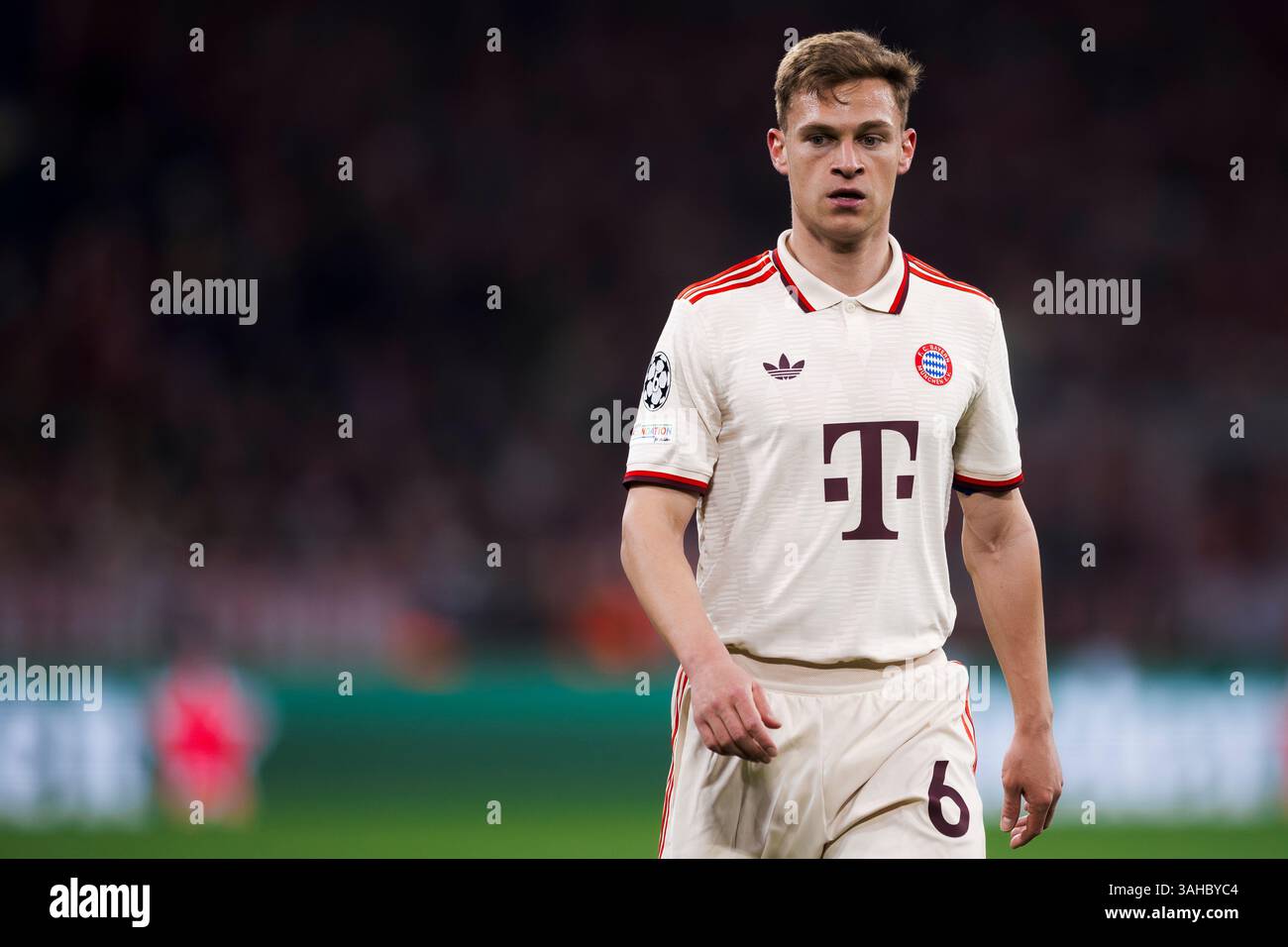 München, Deutschland. 8. April 2025. Joshua Kimmich vom FC Bayern München sieht in der K.-o.-Phase der UEFA Champions League 2024/25 im Viertelfinale des ersten Legs zwischen dem FC Bayern München und dem FC Internazionale an. Quelle: Nicolò Campo/Alamy Live News Stockfoto