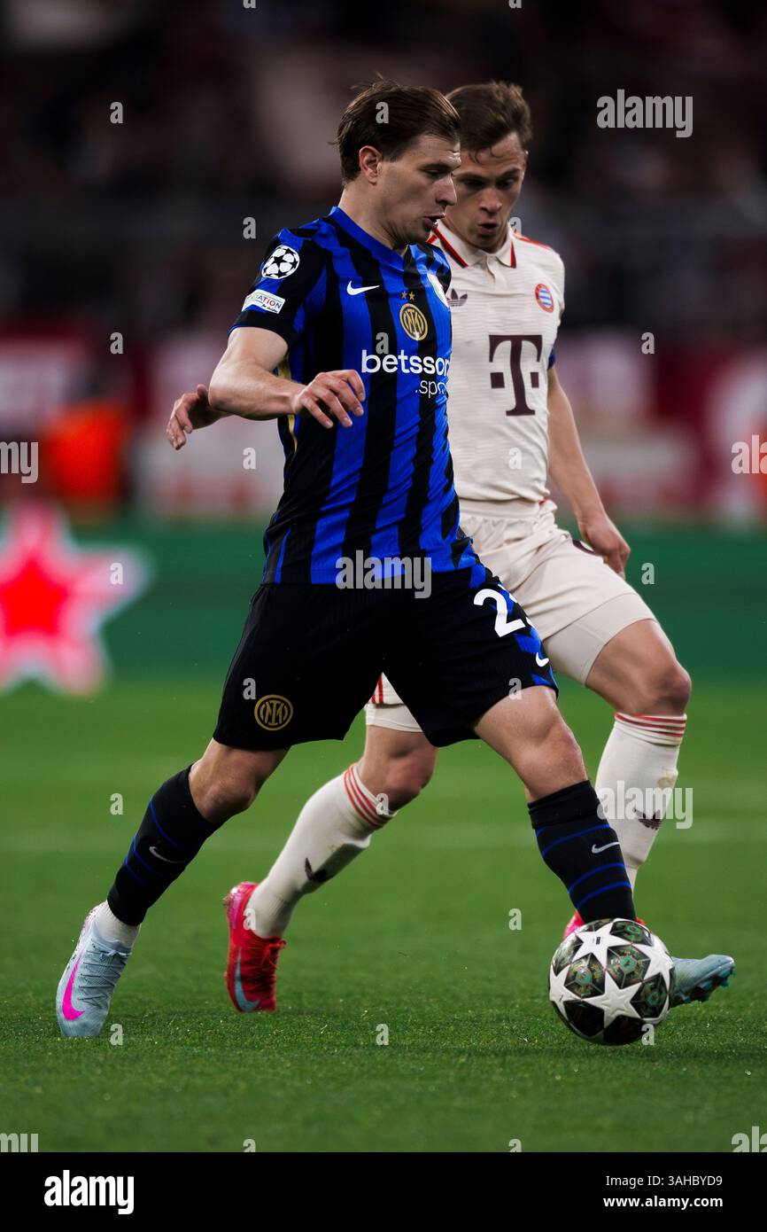 München, Deutschland. 8. April 2025. Nicolo Barella vom FC Internazionale tritt in der K.-o.-Phase der UEFA Champions League 2024/25 gegen Joshua Kimmich vom FC Bayern München und FC Internazionale um den Ball an. Quelle: Nicolò Campo/Alamy Live News Stockfoto