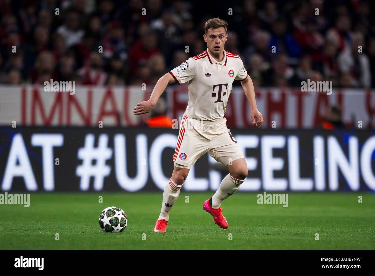 München, Deutschland. 8. April 2025. Joshua Kimmich vom FC Bayern München in der K.-o.-Phase der UEFA Champions League 2024/25 im Viertelfinale des ersten Legs zwischen dem FC Bayern München und dem FC Internazionale. Quelle: Nicolò Campo/Alamy Live News Stockfoto