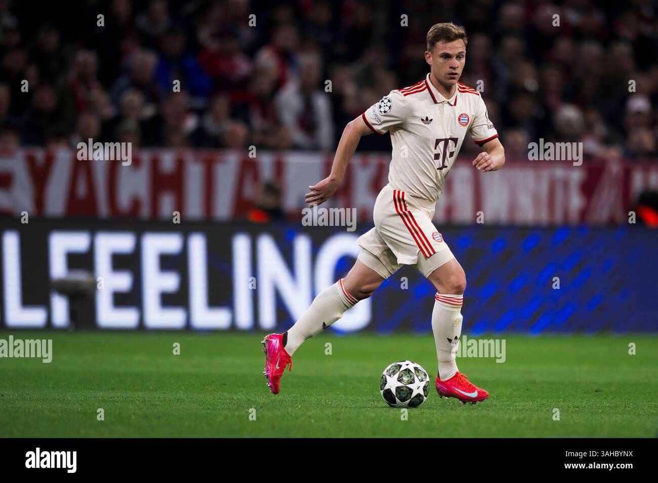 München, Deutschland. 8. April 2025. Joshua Kimmich vom FC Bayern München in der K.-o.-Phase der UEFA Champions League 2024/25 im Viertelfinale des ersten Legs zwischen dem FC Bayern München und dem FC Internazionale. Quelle: Nicolò Campo/Alamy Live News Stockfoto